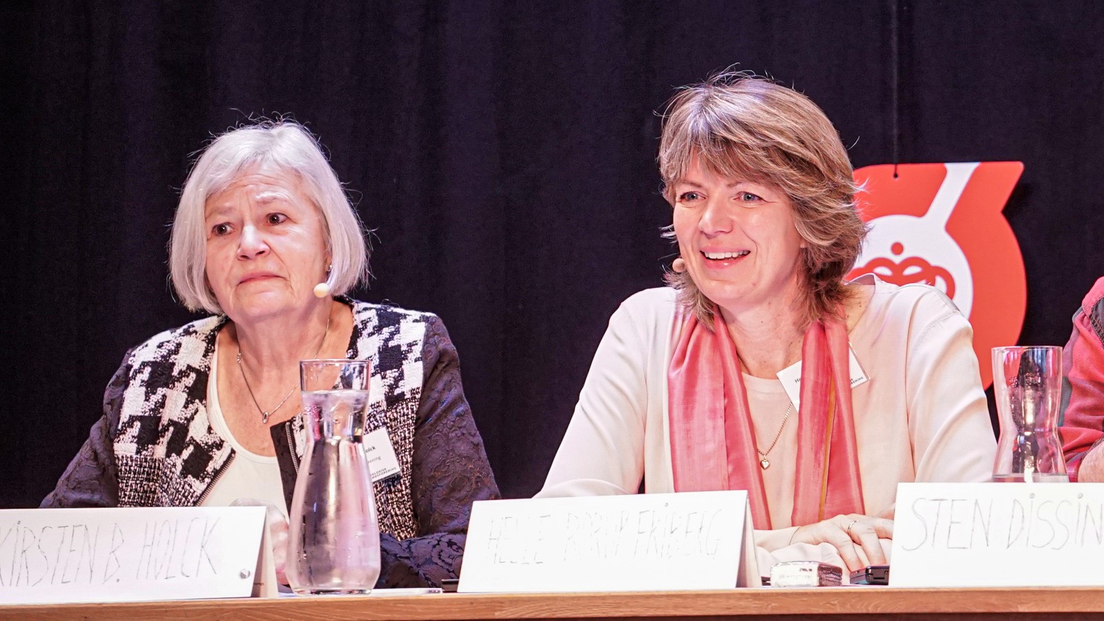 Kirsten Back-Holck sidder med Helle Borup Friberg på scenen til GF 2023