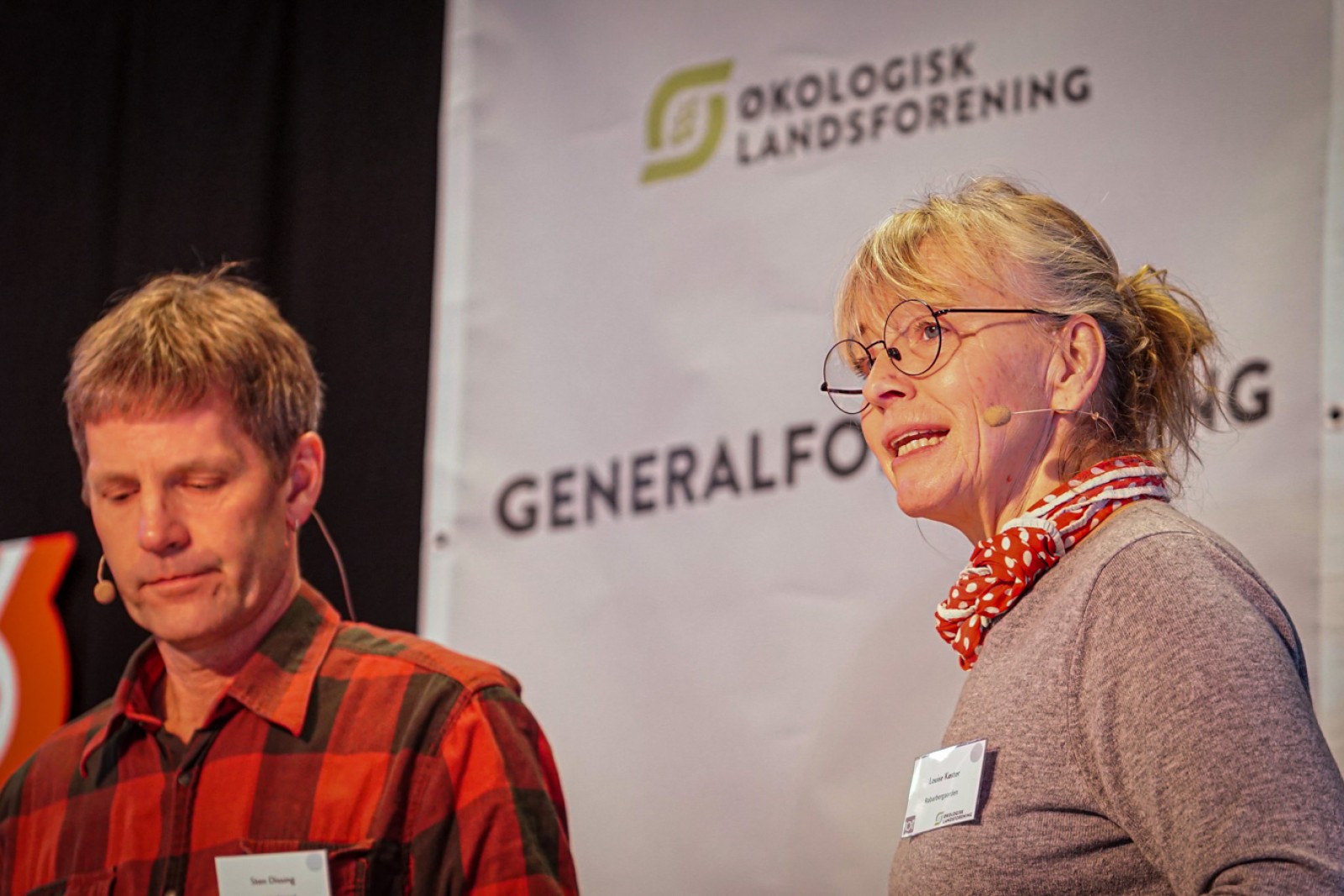 Louise Køster og Sten Dissing står på scenen og holder tale om 2022