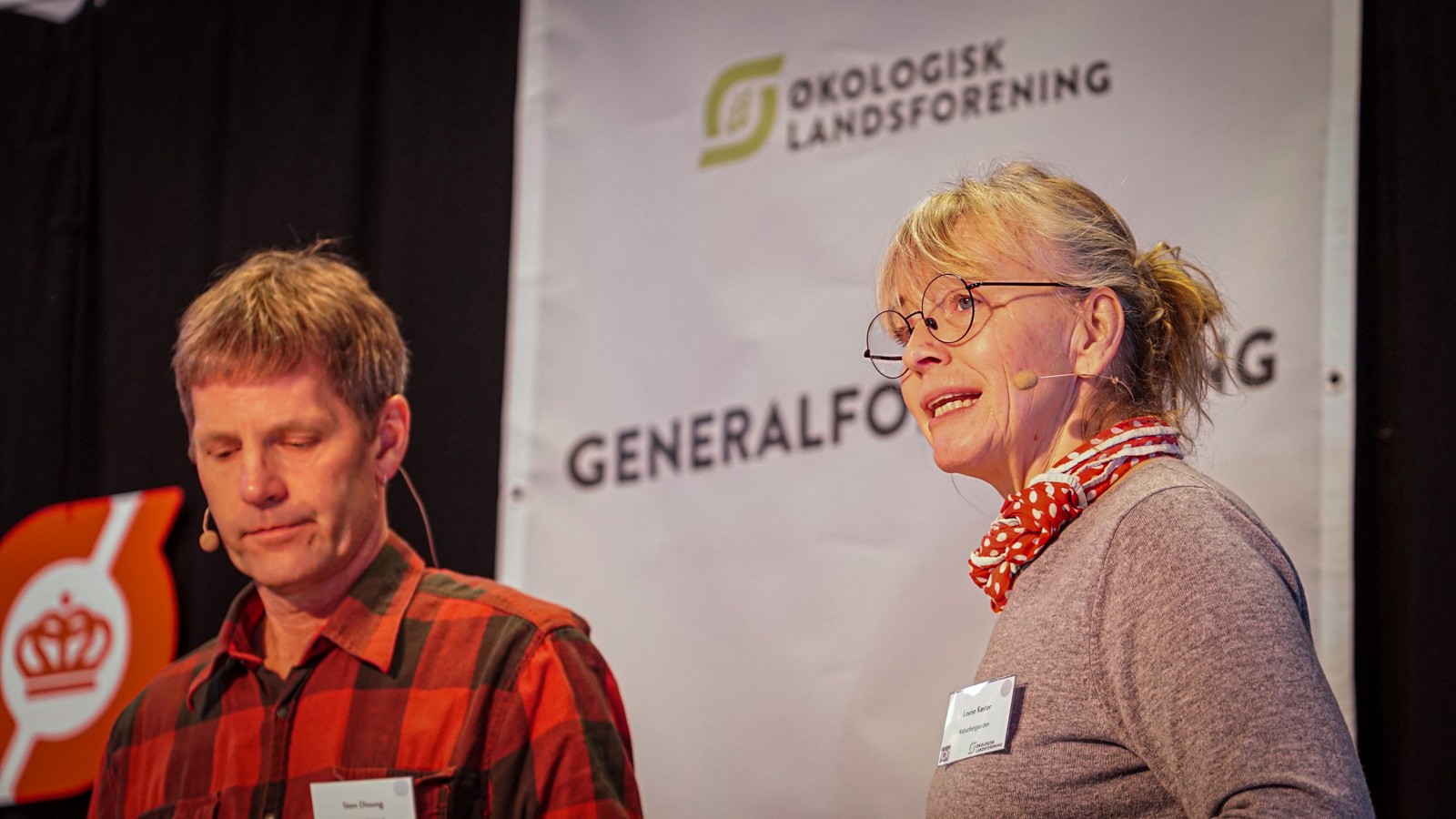 Louise Køster og Sten Dissing står på scenen og holder tale om 2022