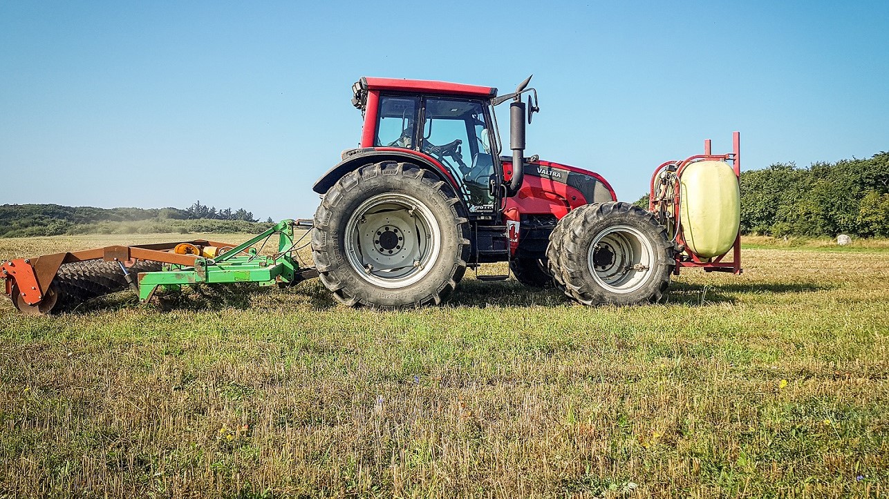 En traktor kører over en mark