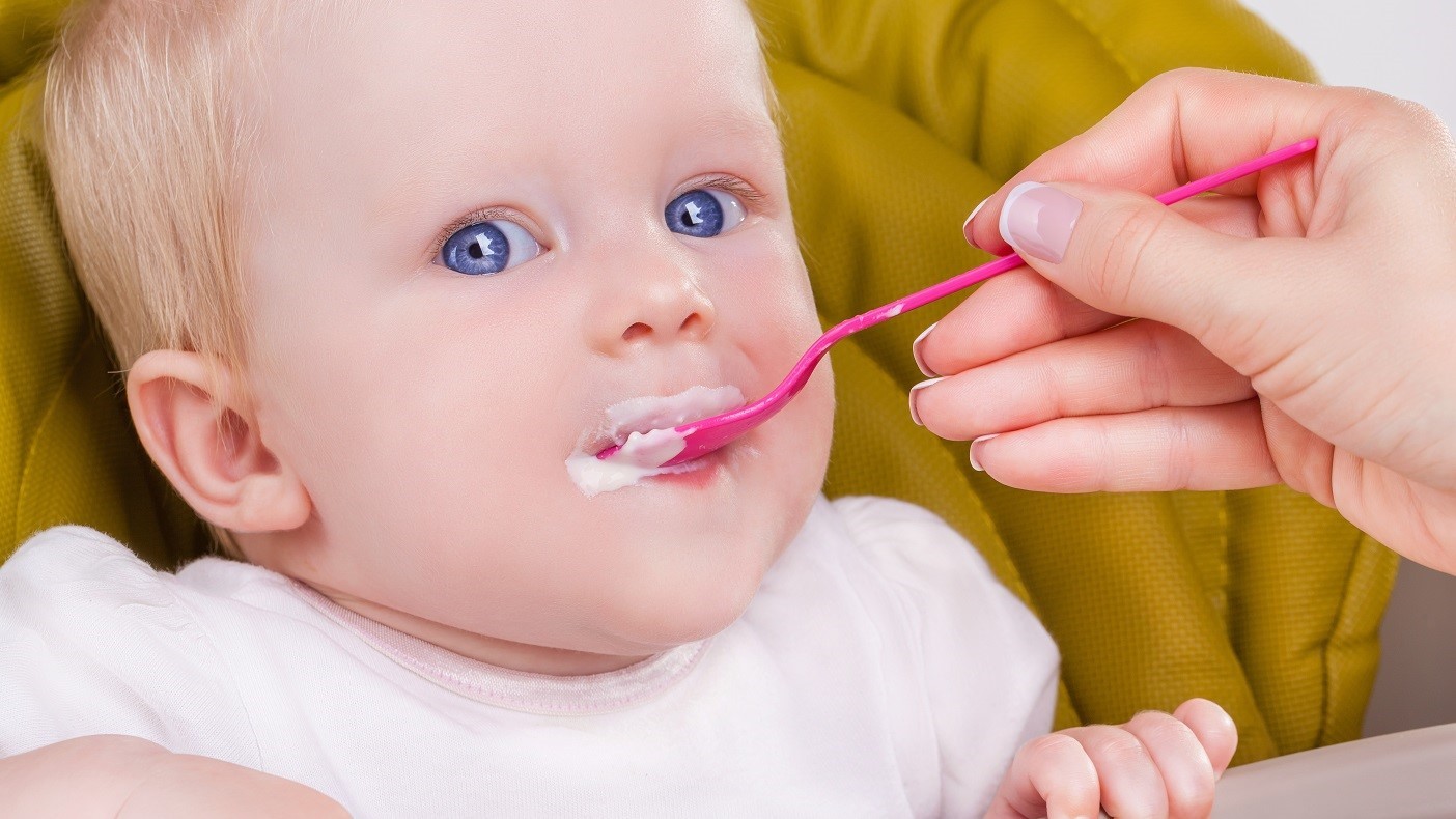 En baby får mad med en ske