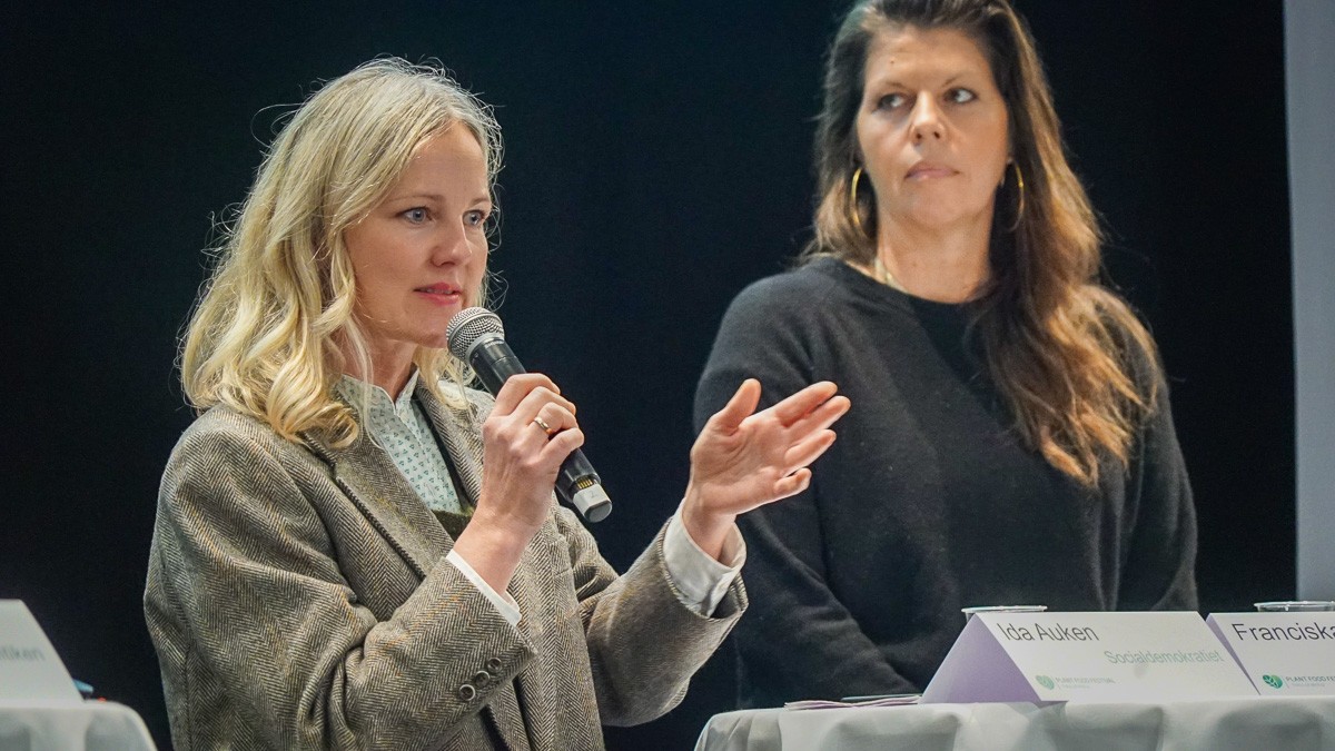 Ida Auken taler på scenen med Franciska Rosenkilde i baggrunden