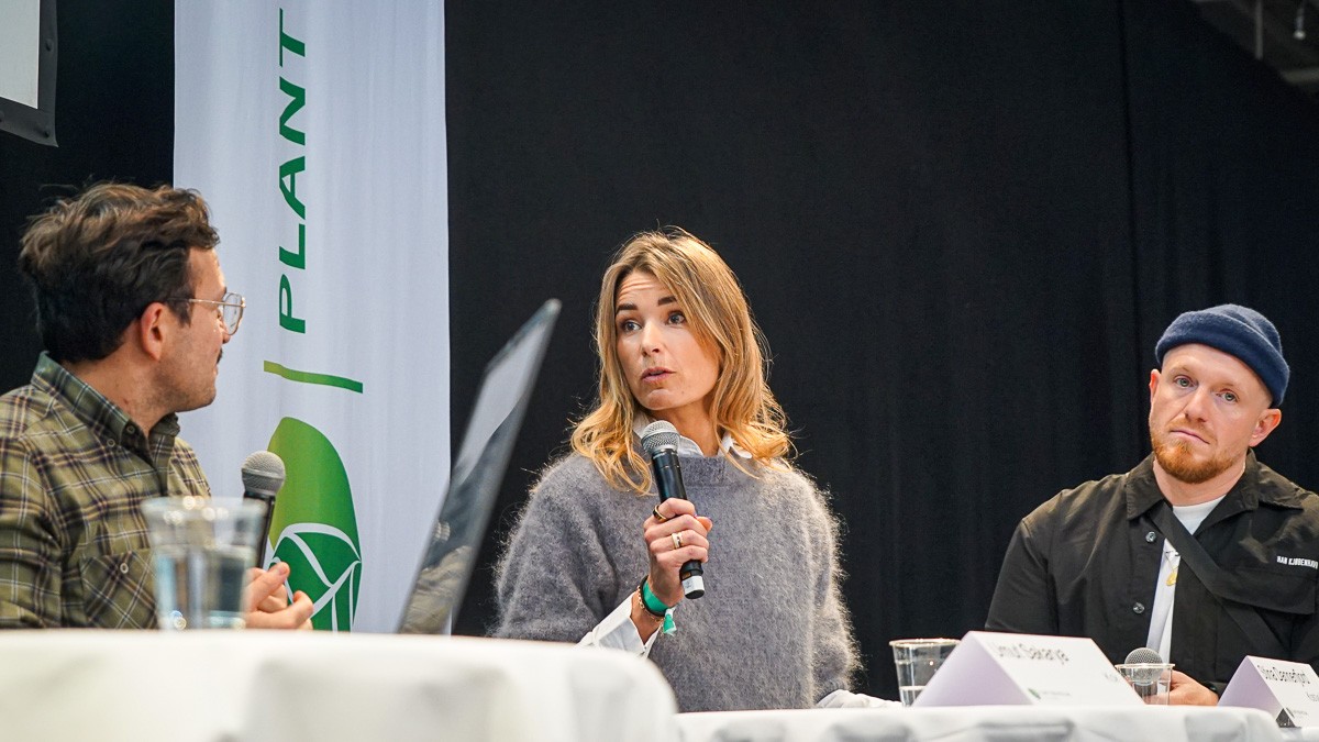 Fra venstre ses: Umut Sakarya, Stina Dannerfjord og Casper Drømme på en scene