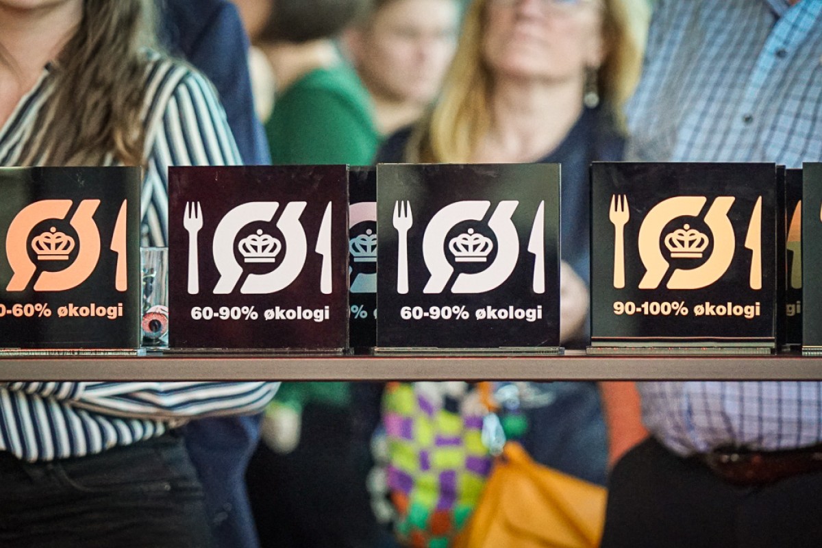 Økologiske spisemærker står ved siden af hinanden