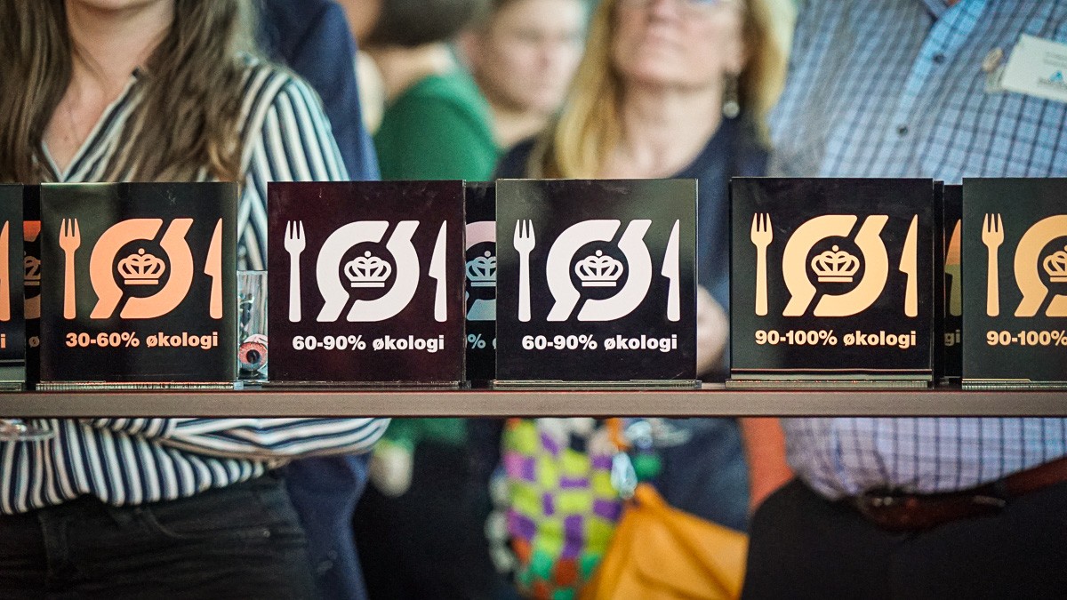 Økologiske spisemærker står ved siden af hinanden