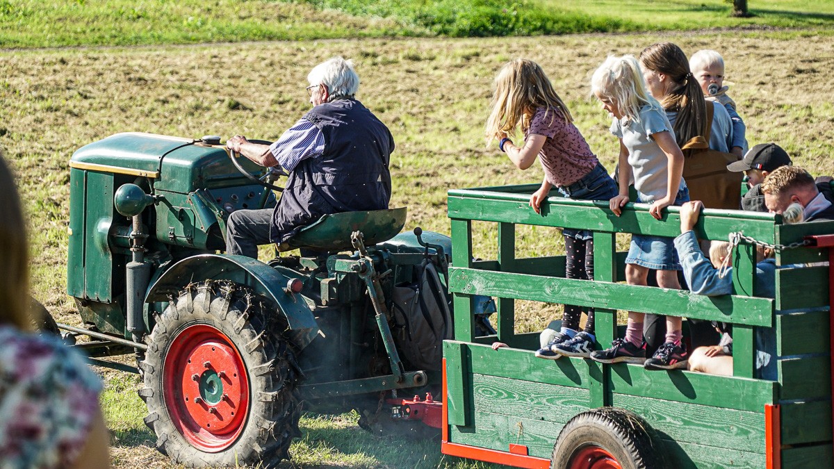 Både børn og voksne kunne få en traktortur rundt om en sø og ind i et lille skovområde på bedriften