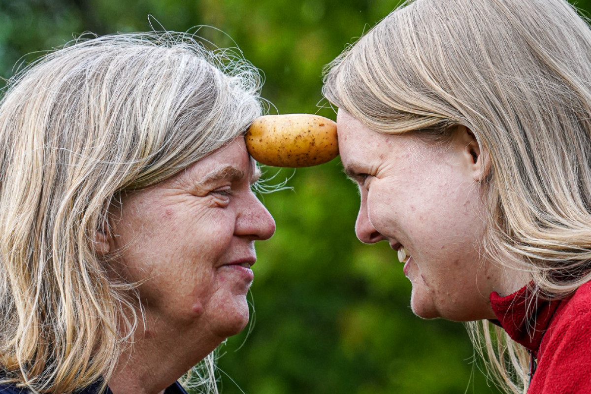 Karin Stavnskær Kirk (t.v.) og hendes datter Stine Stavnskær Kirk står med en kartoffel mellem deres pander