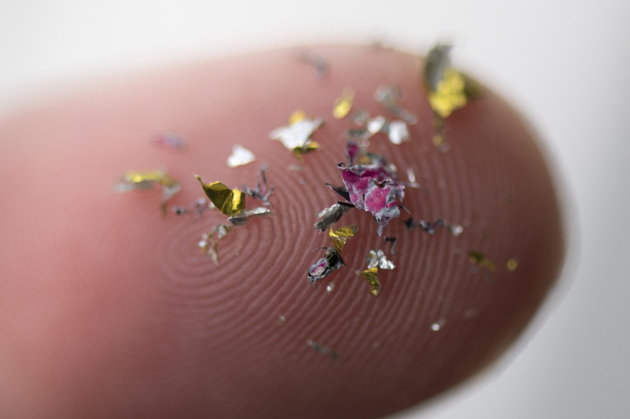 Mikroplaststykker på en finger