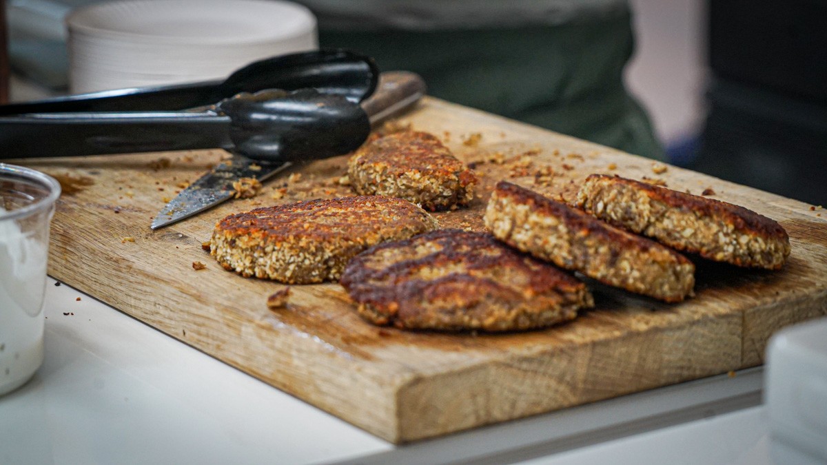 Veganfoods linsefars hitter mere som færdigformet bøf end fars