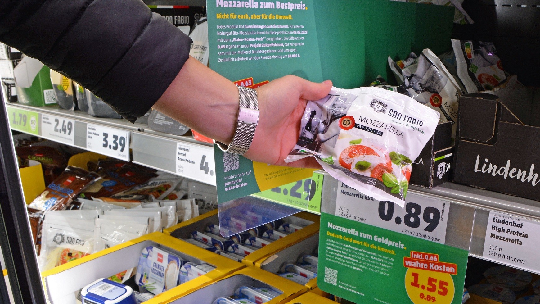 En person holder en pose mozzarella