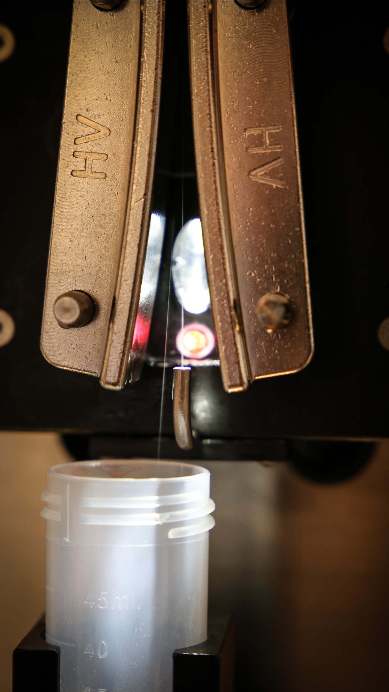 To tynde stråler af tyresæd med hvert sit køn: Strålen der ender i reagensglas giver kviekalve. Strålen med tyrekalve ender i et stålrør