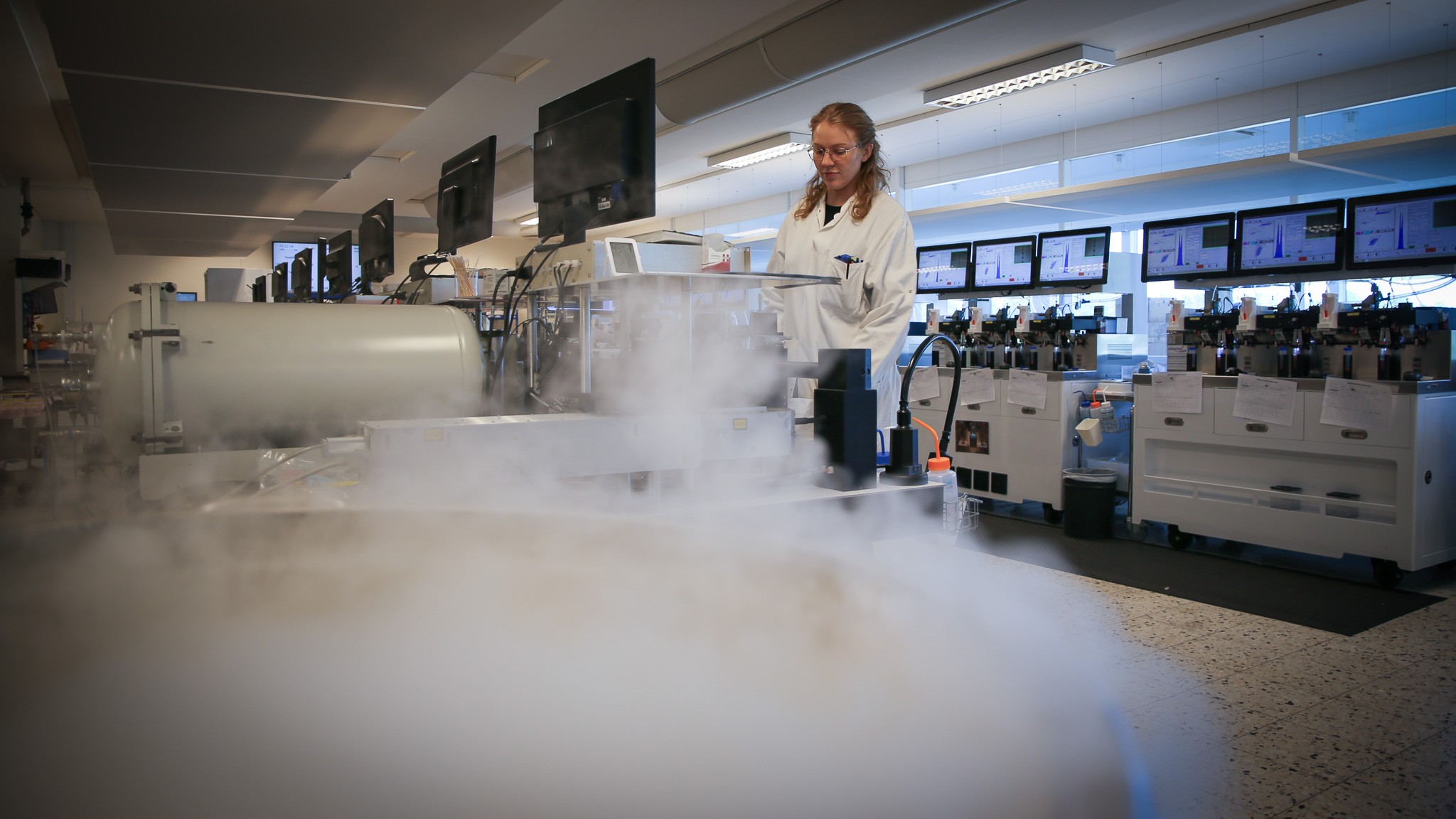 Bioanalytiker arbejder ved maskine, der sorterer tyresæd efter køn