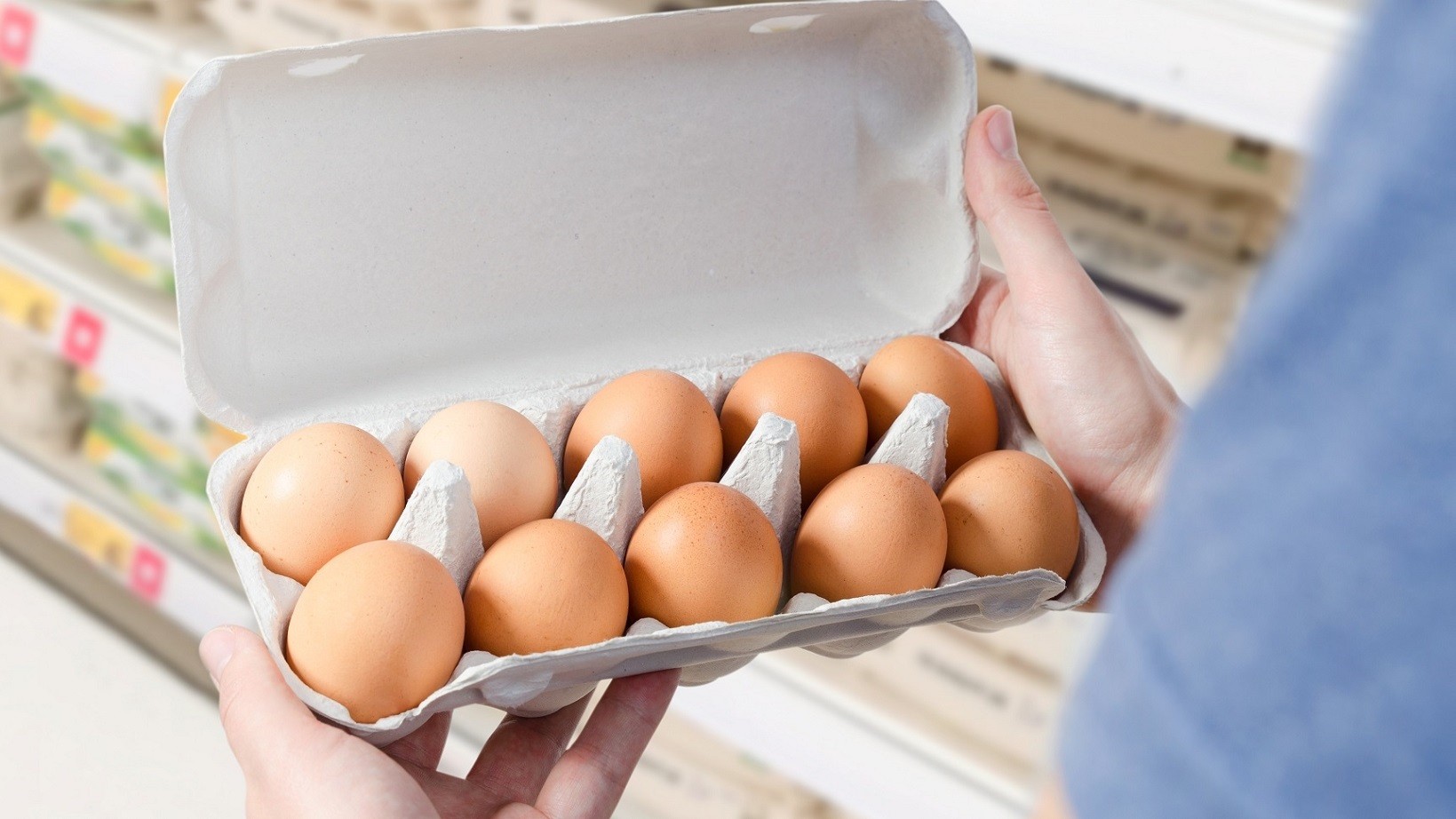 En person holder en æggebakke
