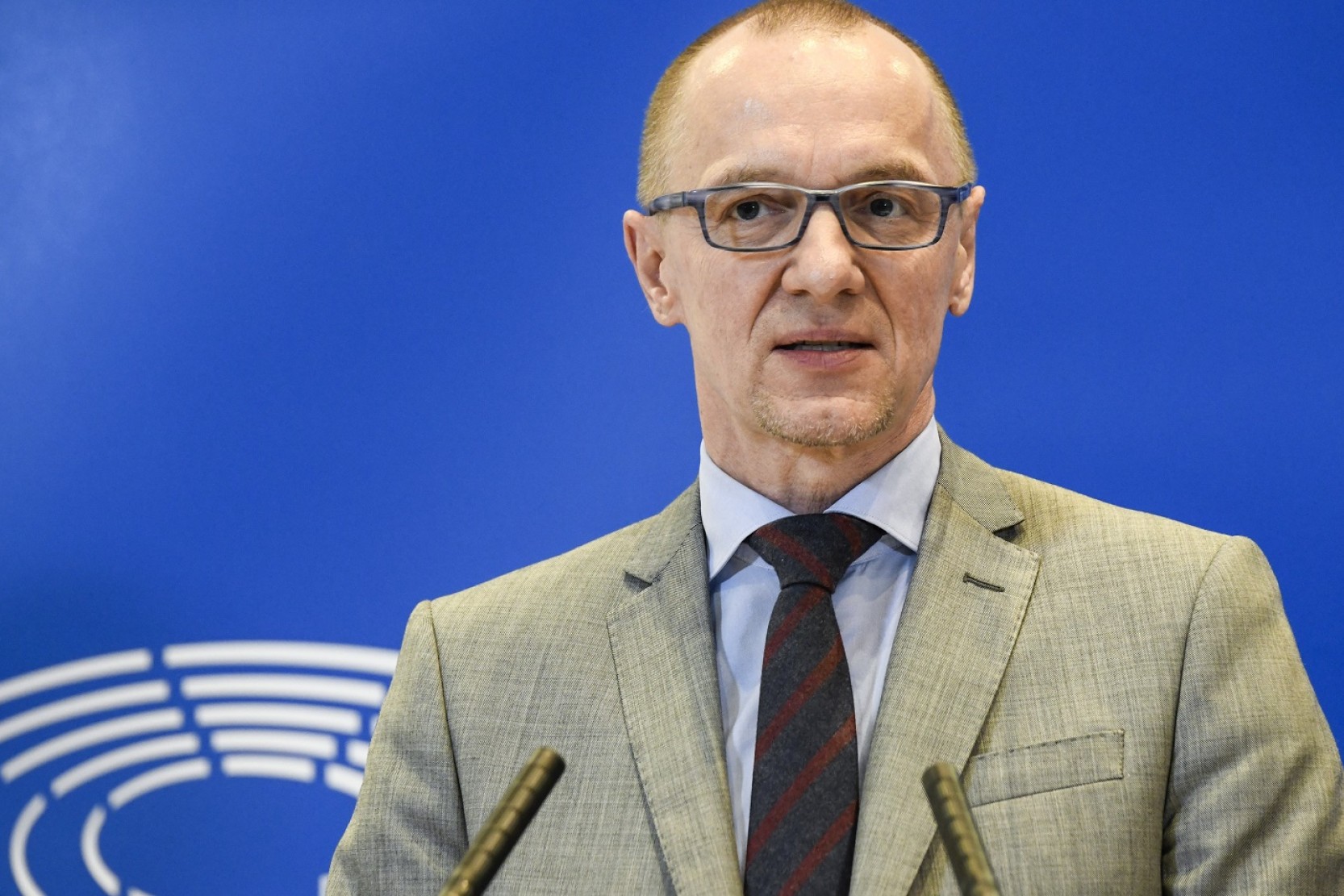Bernhard Url står ved en talerstol