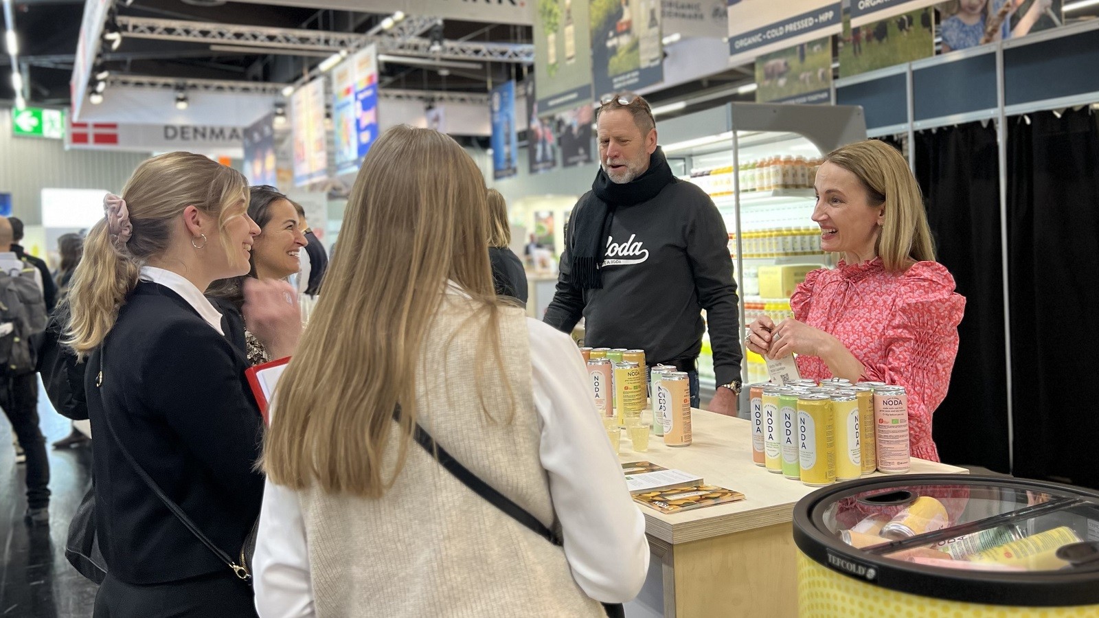 Noda Copenhagen er på BioFach for at promovere deres dåser med vand og bobler, som er tilsat 30 pct. presset økologisk frugt. Ifølge producenten er dåserne et forfriskende og kaloriefattigt alternativ til sodavand, og interessen for at smage var stor på messens første dag