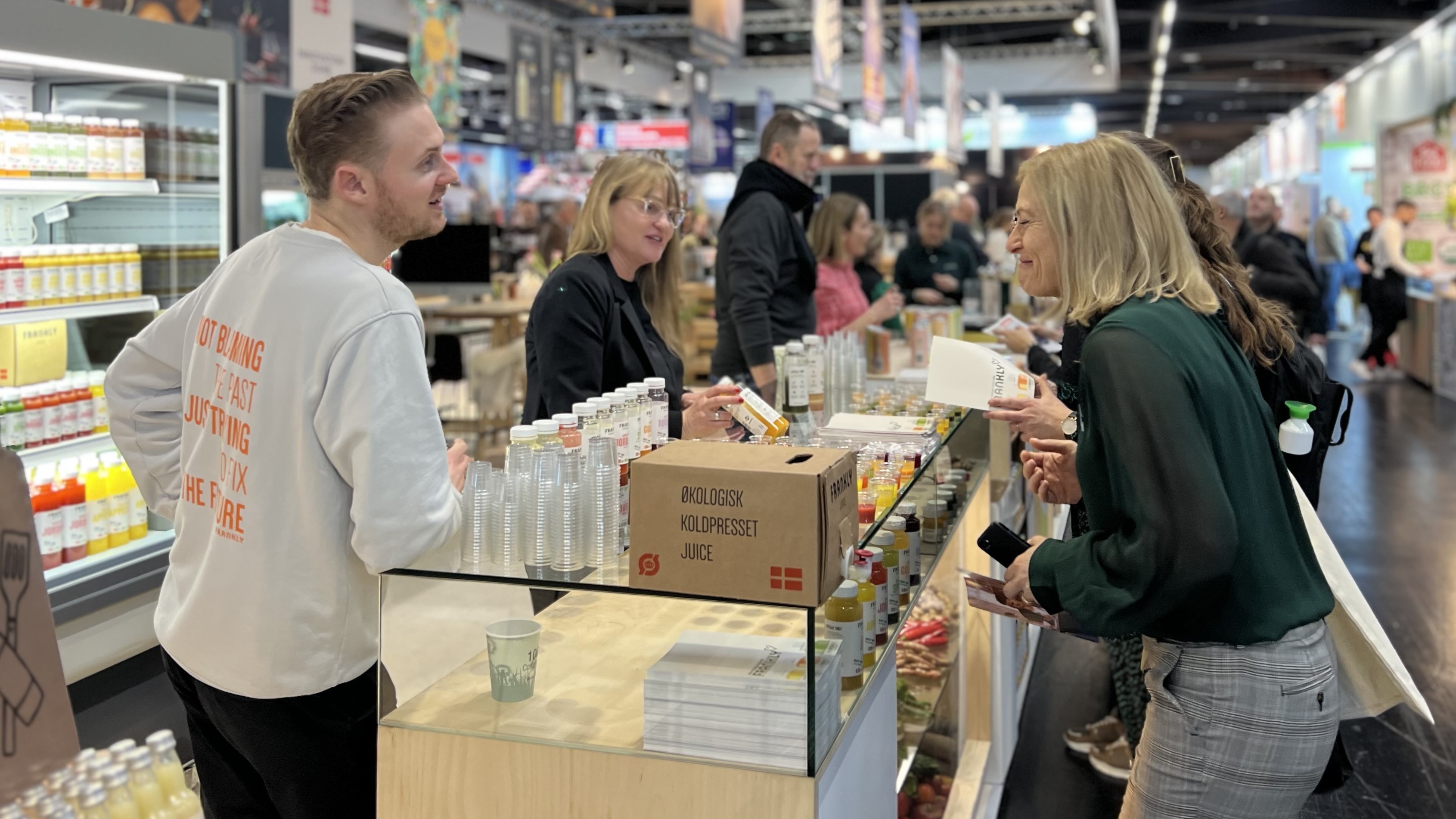 Selv om Pernille Bundgård sidste år valgte at stoppe som eksportchef i Økologisk Landsforening, har hun ikke forladt branchen, og på BioFach står hun i år bag disken, hvor hun arbejder for at promovere økologiske drikkevarer for Frankly Juice