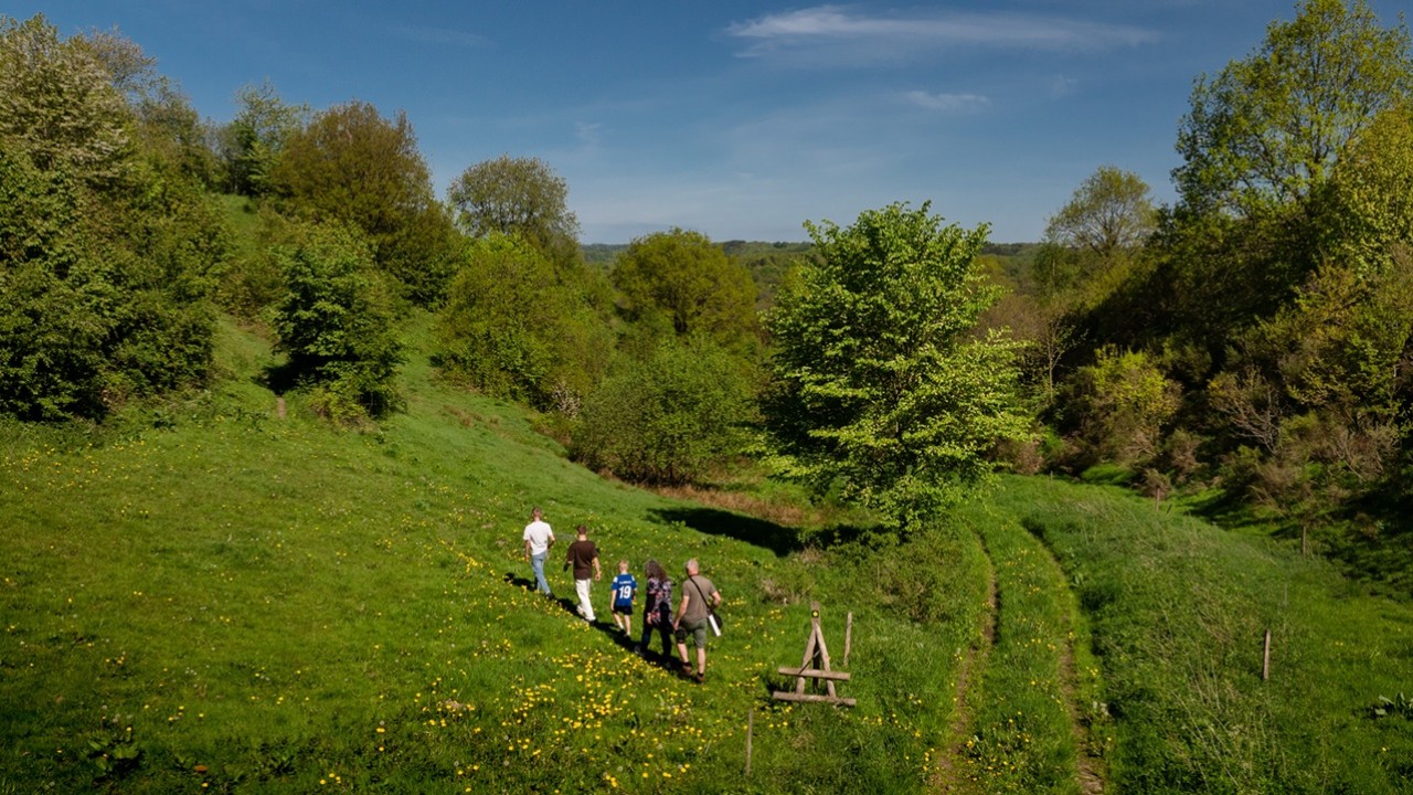 Familie vandrer i naturen