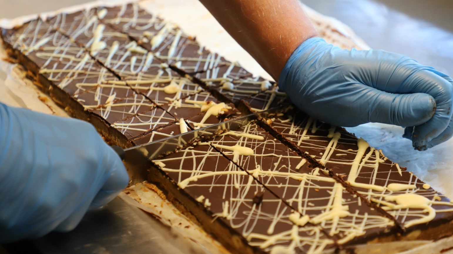 Café Trekanten har selv udviklet opskriften til karamelkagen med chokolade ganache og peanuts, som var bagt på en bund af Ingrid-ærtemel, og kagen viste at bælgfrugter fungerer fint som ingrediens i kager