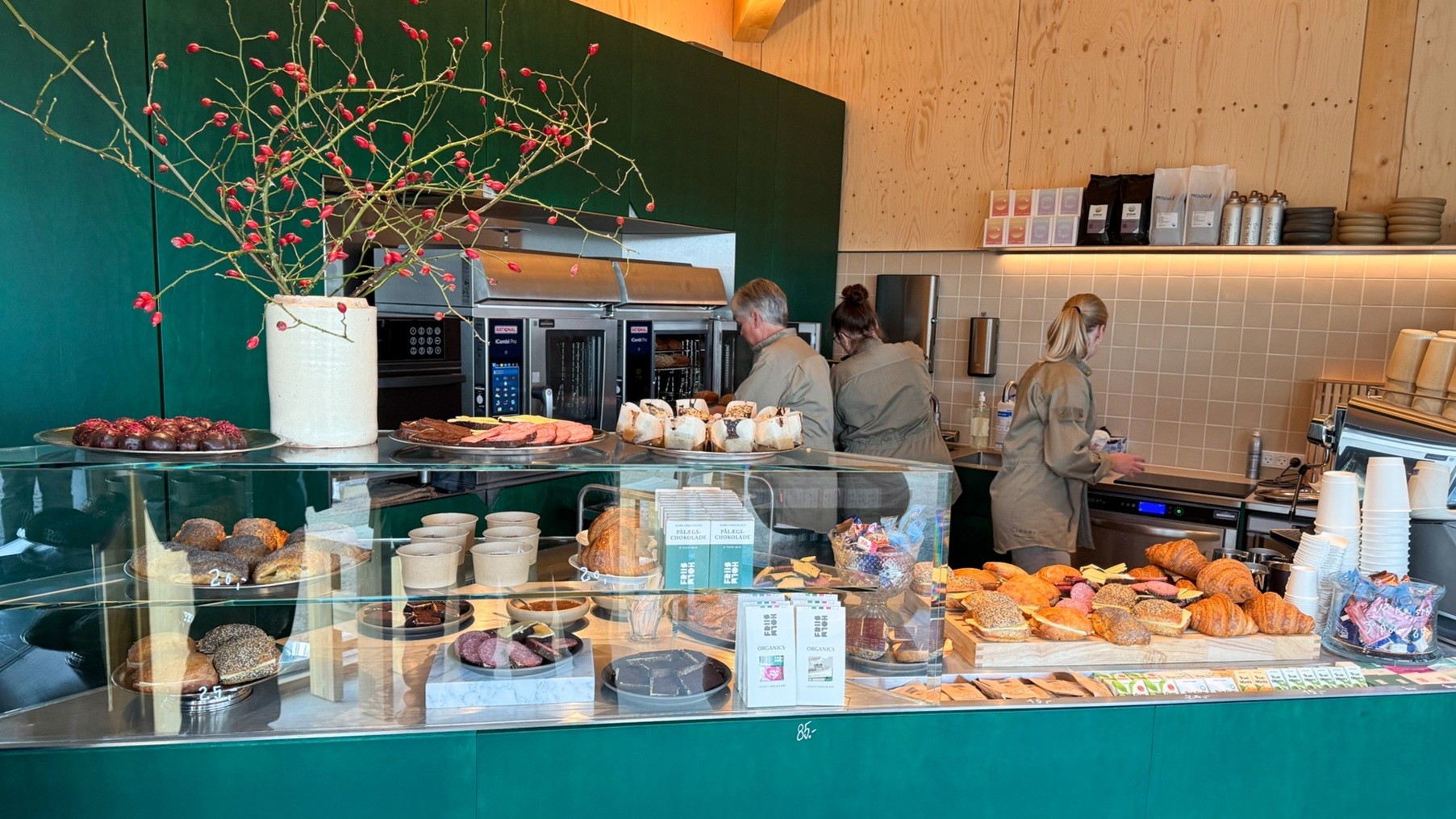Der er travlhed bag disken i den nye café