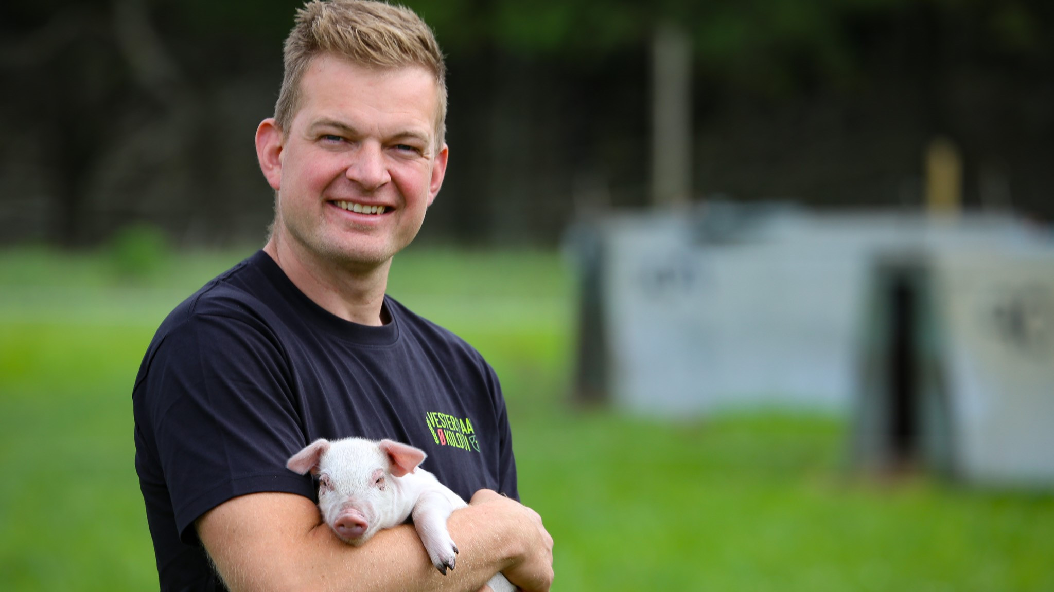 Daniel Nielsen med en lille gris på armen