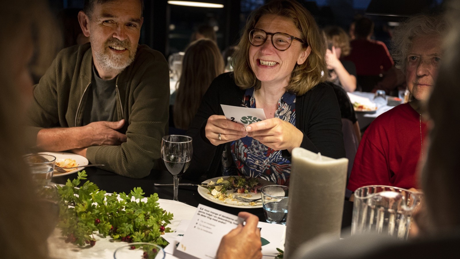 Middagsselskab med grønne retter på bordet