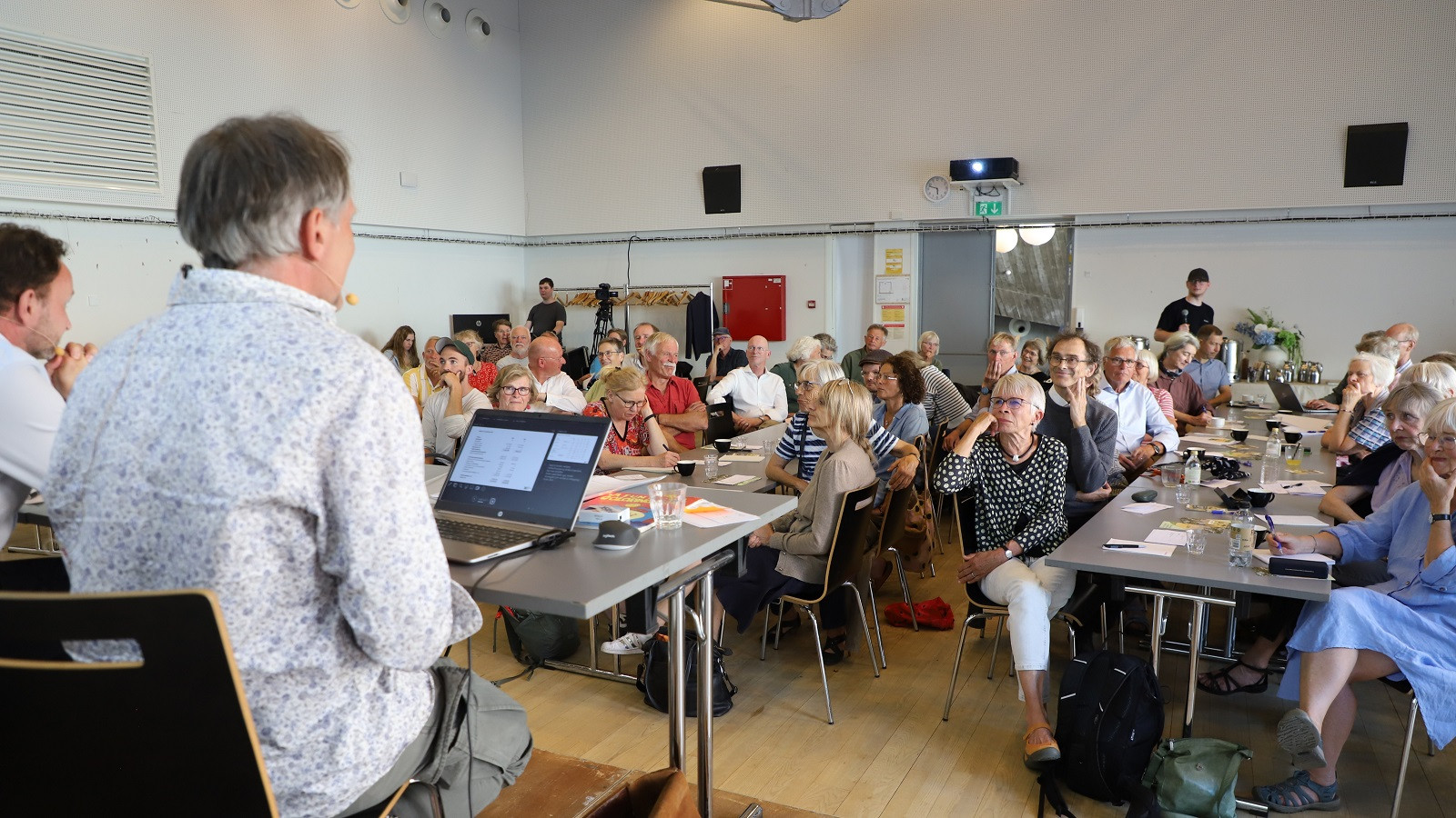 Deltagerne ved generalforsamlingen i Dansk Økojord lytter til formandens beretning