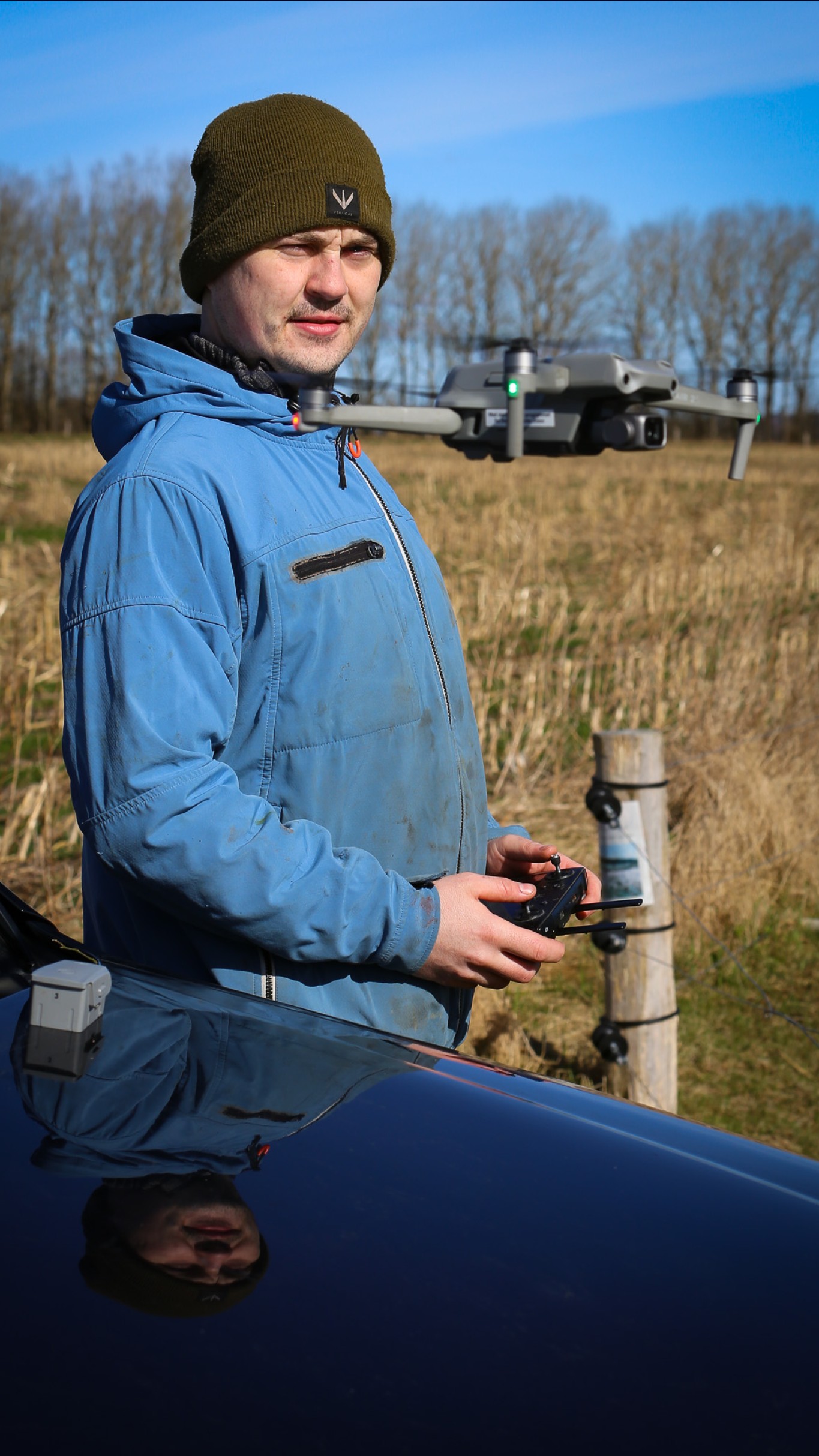 Når Steffen Verlin nærmer sig arealerne, sender han dronen i luften fra kølerhjelmen af sin pickup. Når kvæget er spottet med dronen, kører han derefter så tæt på dyrene som muligt