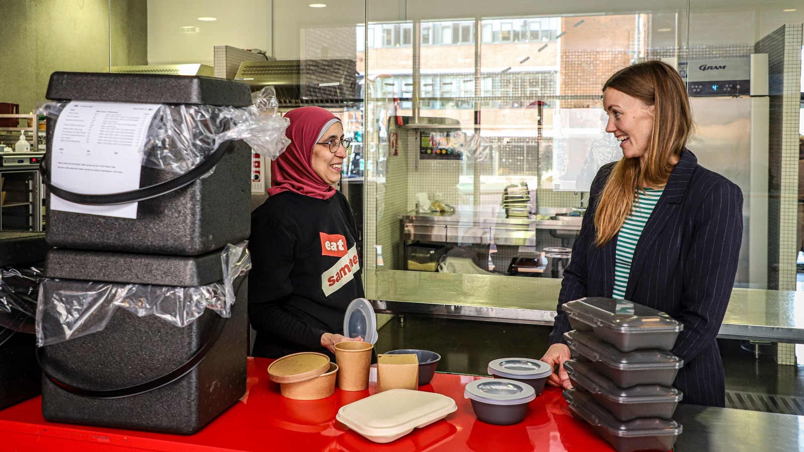 Bodansvarlig Latifa Bellajrou (t.v.) og Nanna Andersson, som er skole- og måltidskoordinatorer i EAT, tester i øjeblikket brugen af genbrugelig emballage, som de håber kan afløse engangsemballagen, som koster tre kr. pr. portion