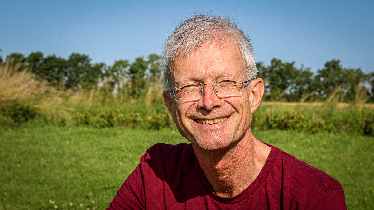 Portrætfoto af Erik Fogh på en mark