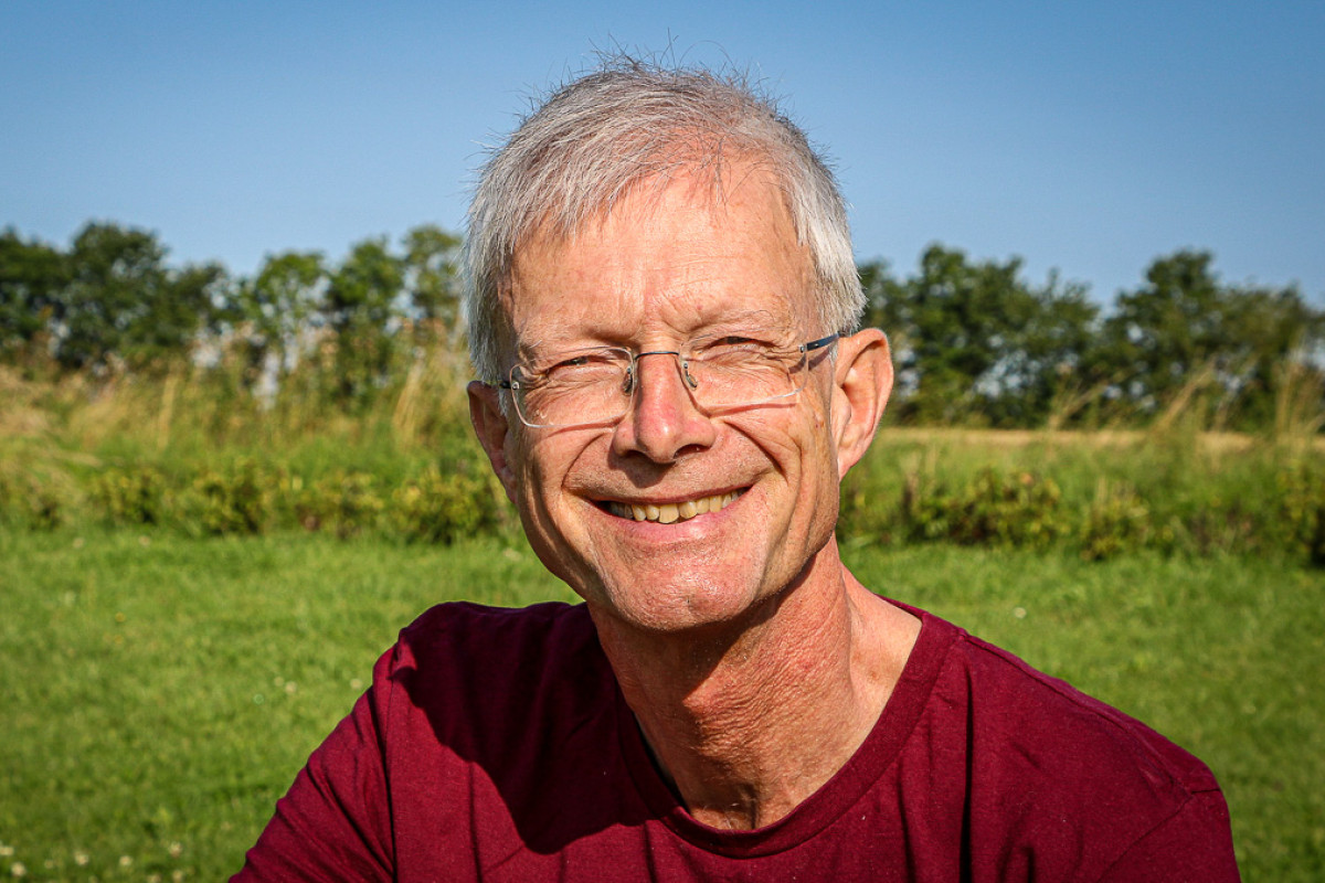 Portrætfoto af Erik Fogh på en mark