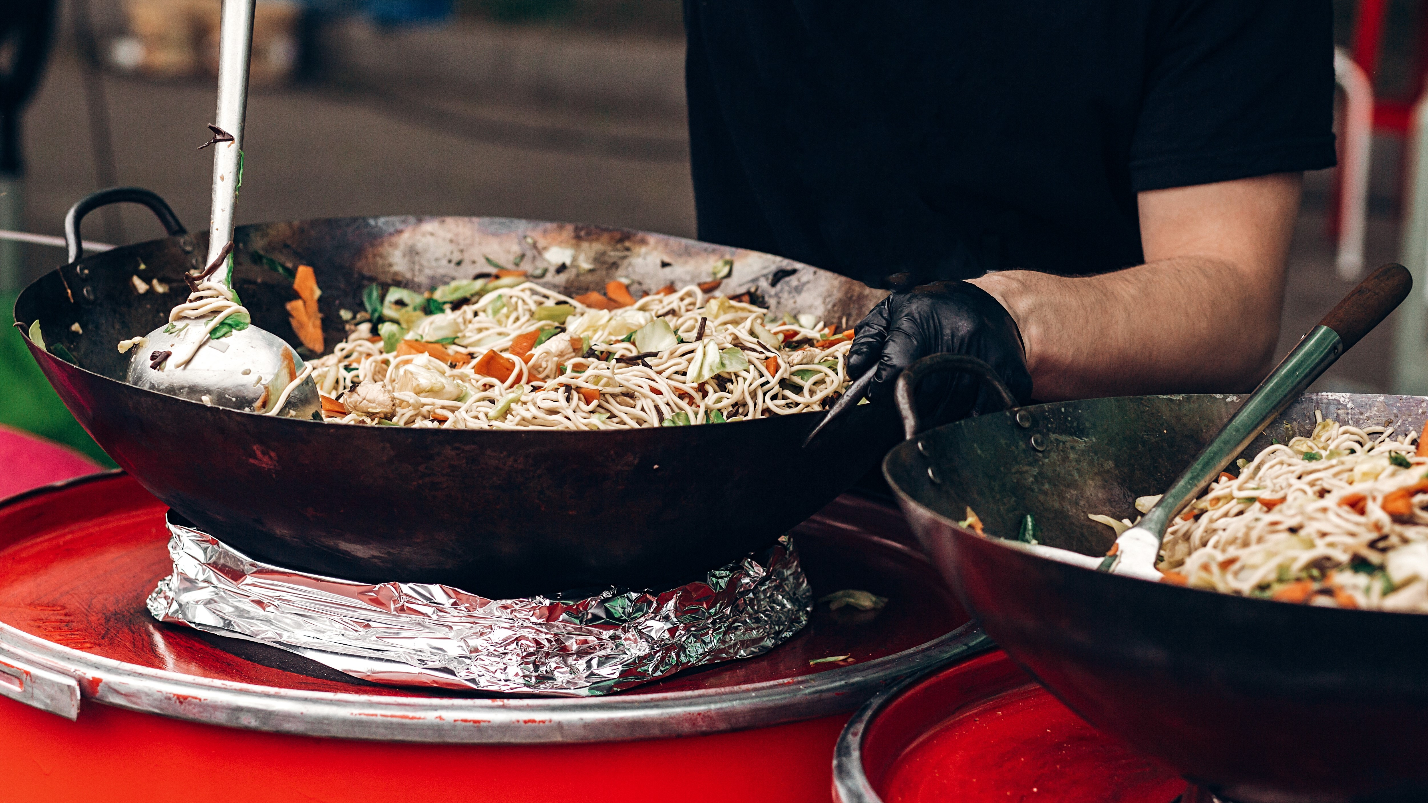 Nærbillede af wok med grøntsager og pasta
