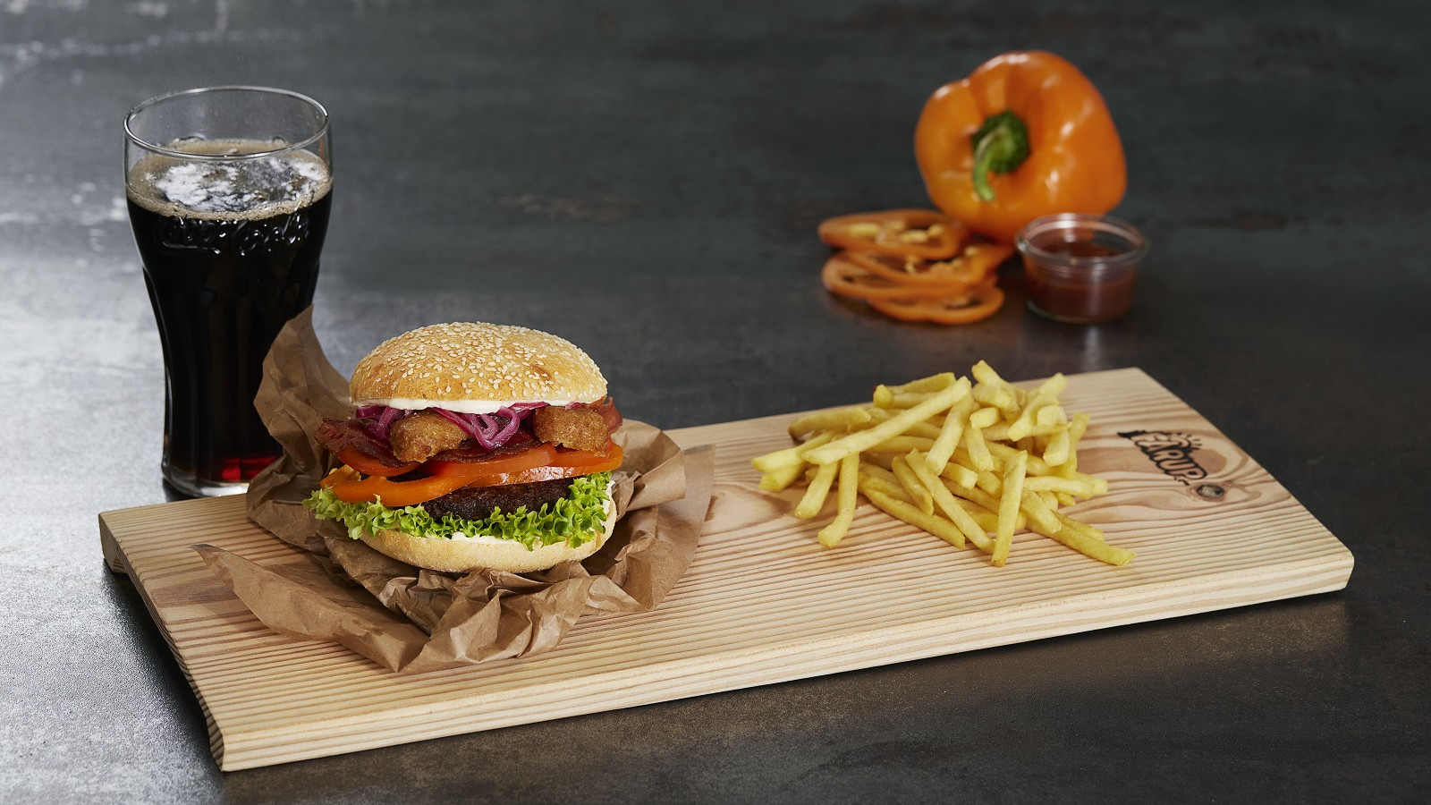 Både burgerne og alle pommes frites bliver produceret af økologiske råvarer fra danske økologer, når Fårup Sommerland åbner for gæster i slutningen af april. Det samme gælder for salaten i den danske sæson
