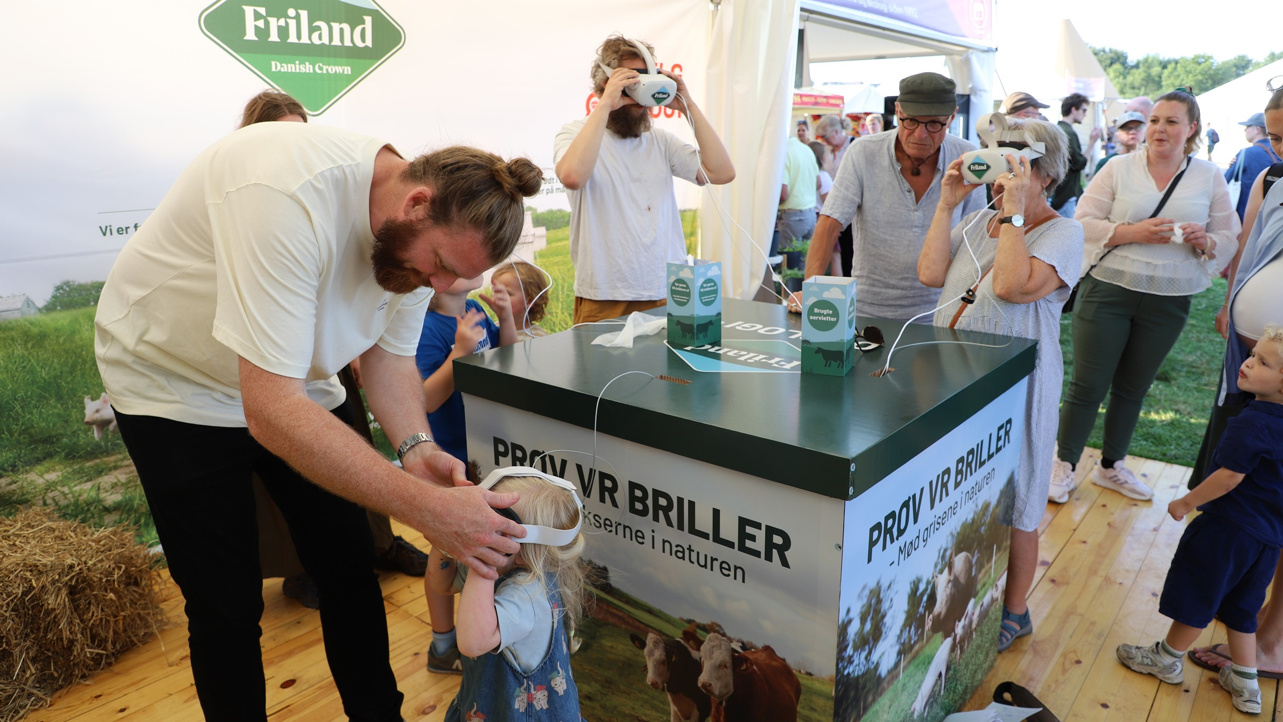 Friland gav gæsterne på Tangkrogen mulighed for at få et kig ind i de økologiske grise og køers liv, og der var rift om VR-brillerne hos både små og store gæster