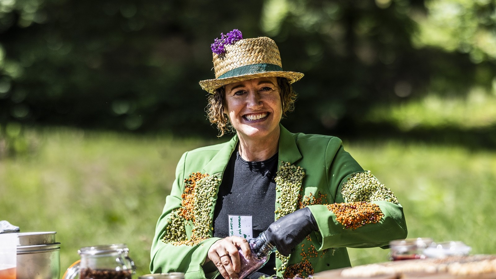 Hos ’Kokken på Kanten’, Liselotte Kira Gregers Andersen, blev der serveret en række lækre snacks, som hun anrettede, mens deltagerne så på. De var alle baseret på bælgfrugter, og for at ingen skulle være i tvivl om temaet på hendes stand, havde hun klædt sig i en bælgfrugtpyntet jakke