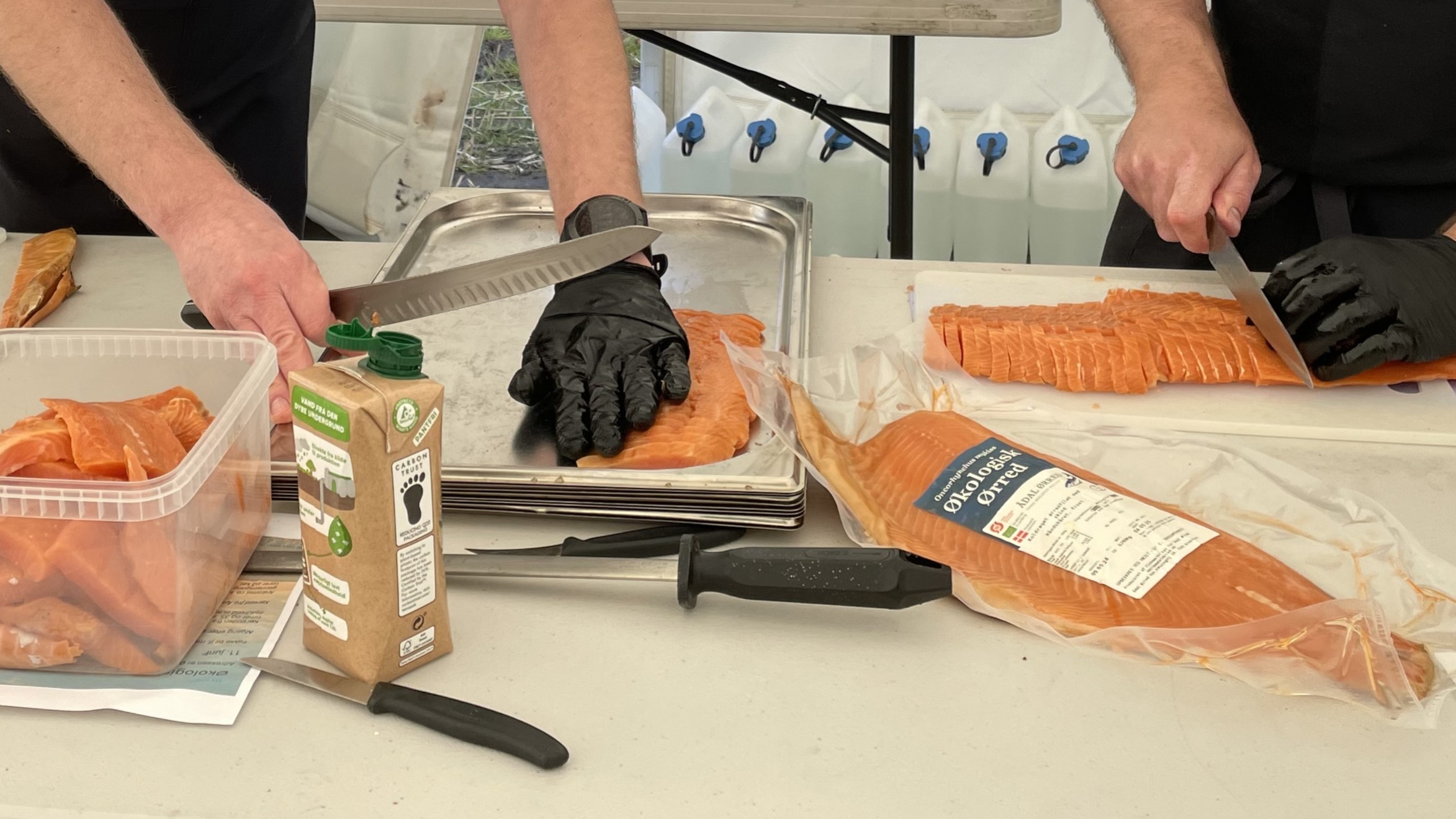 I forbindelse med Øko-markdag lavede kokke fra ISS en frokostret med koldrøgede ørreder fra Ådal Ørred, og de var glade for at arbejde med danske råvarer frem for importerede havbrugslaks fra Norge