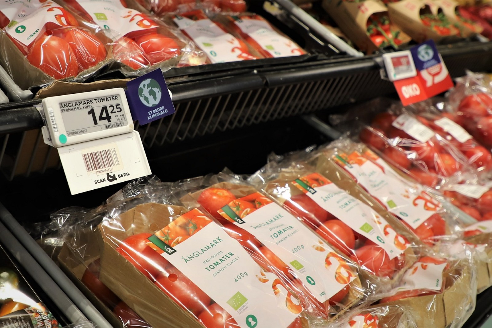 Tomater i Klima Kvickly med skilt med teksten: Et bedre klimavalg