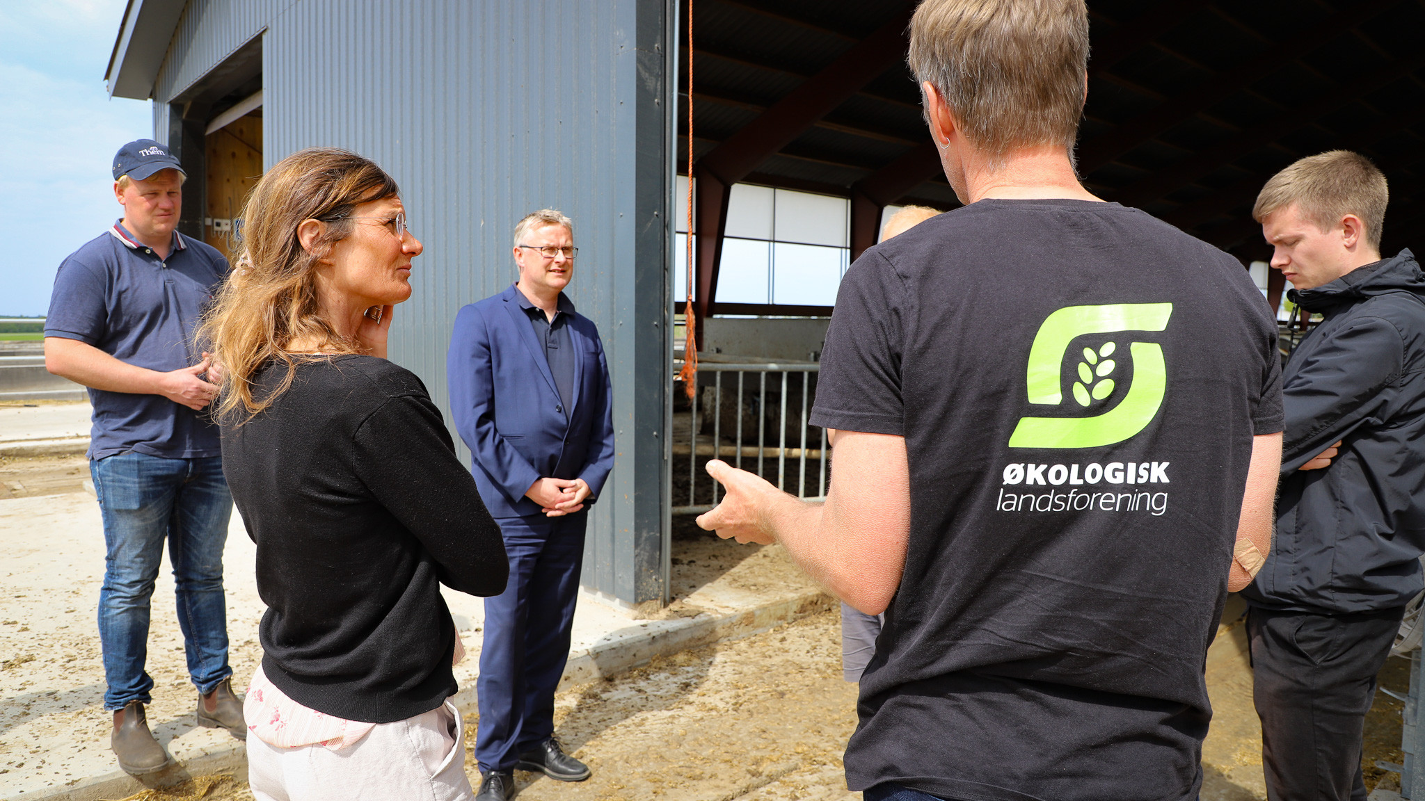 Sybille Kyed mener, at de nye tal er et signal om at politikerne må handle, hvis man vil lykkes med at løse biodiversitets- og klimaudfordringerne og få genskabt livet i vores fjorde, havet og søerne. Her er hun på økologisk gårdbesøg med minister for fødevarer, landbrug og fiskeri, Jacob Jensen