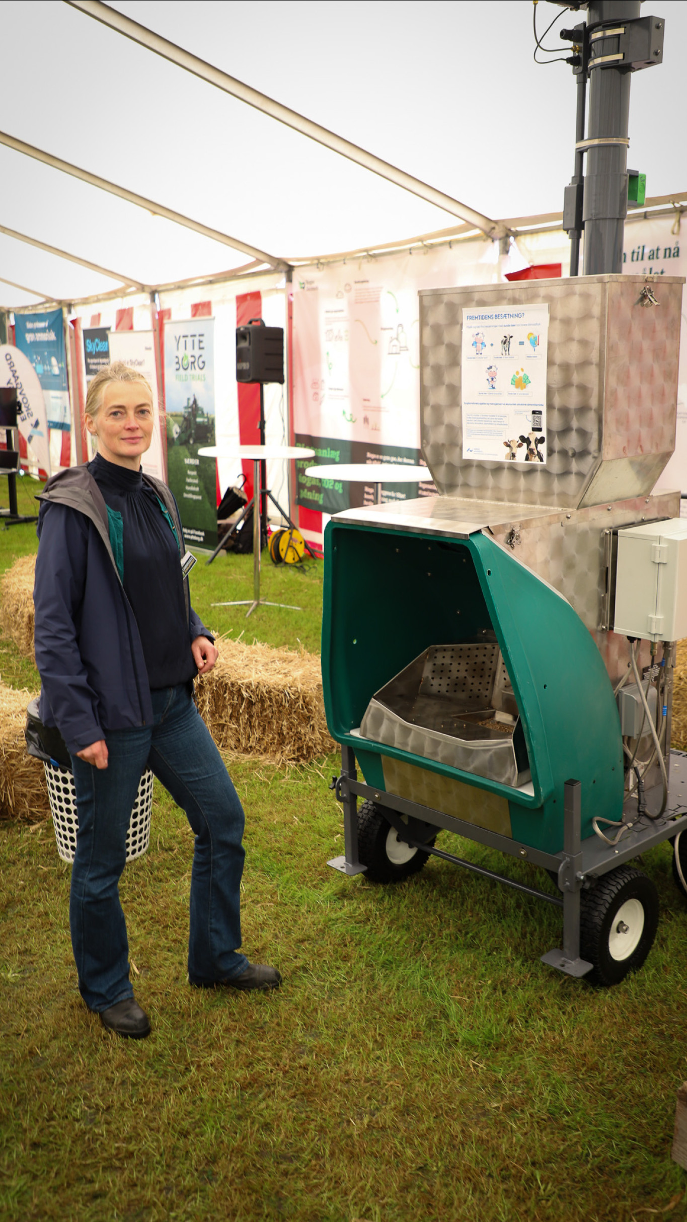 Trine Villumsen ved den avancerede bøvsemåler 'GreenFeed', der spiller en afgørende rolle i forskningen i køernes CO2-udledning