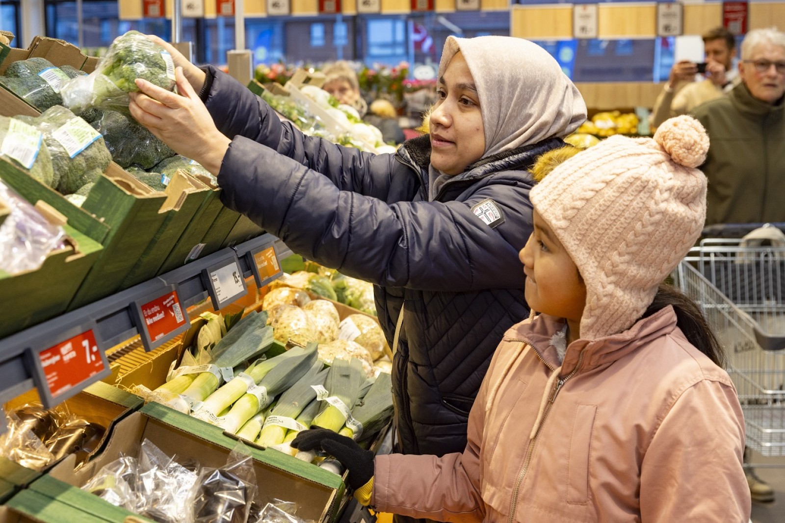 Kunder i grøntafdeling i Lidl butik