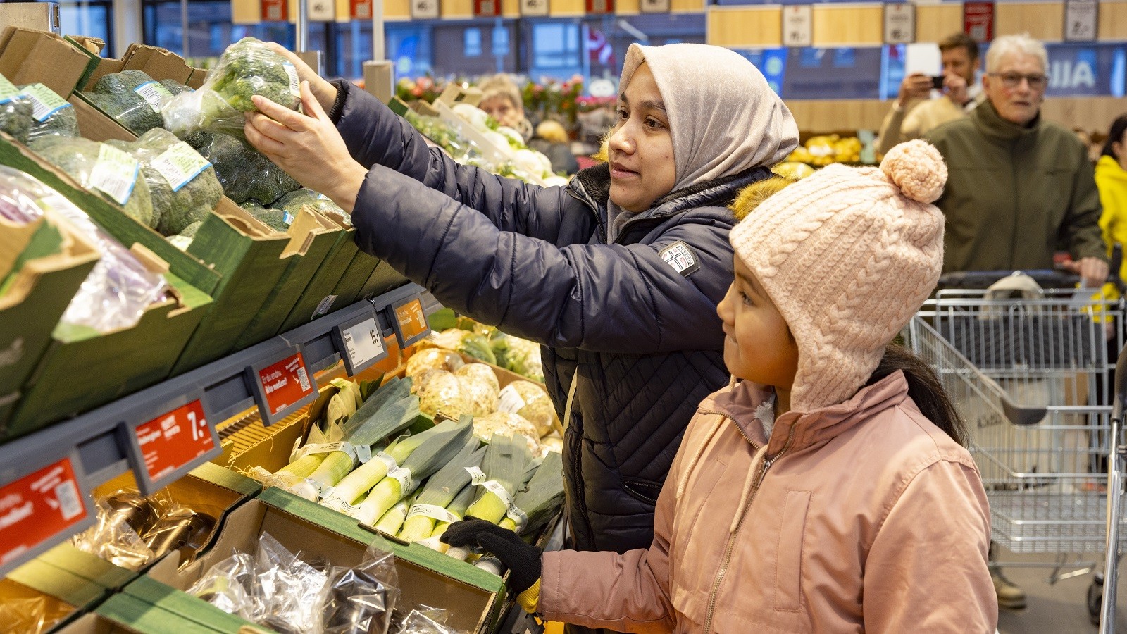 Kunder i grøntafdeling i Lidl butik