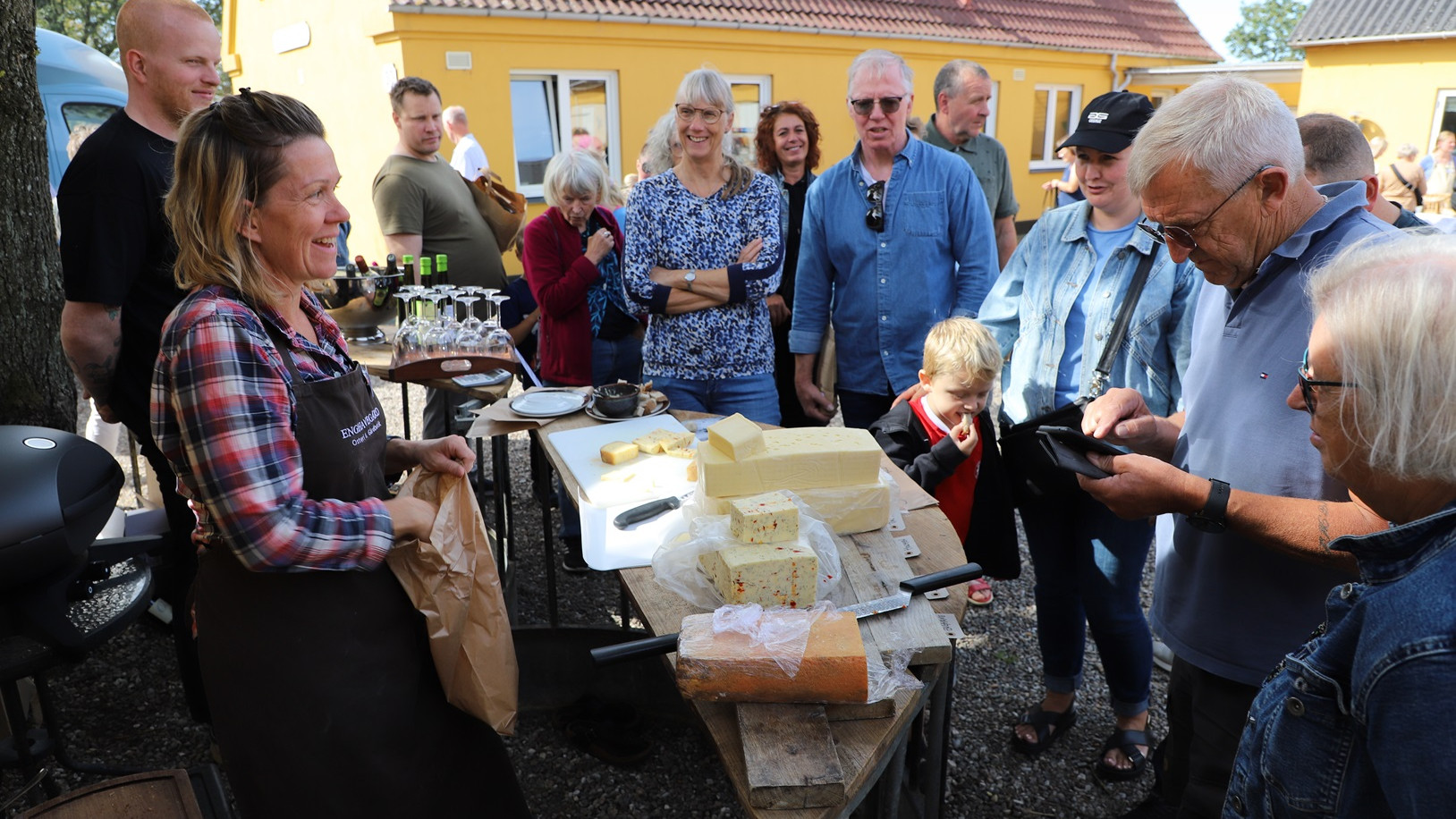 Lone Hansen fra Enghavegård Osteri glæder sig over det tætte samarbejde mellem de økologiske producenter i området, som er gode til at hjælpe hinanden