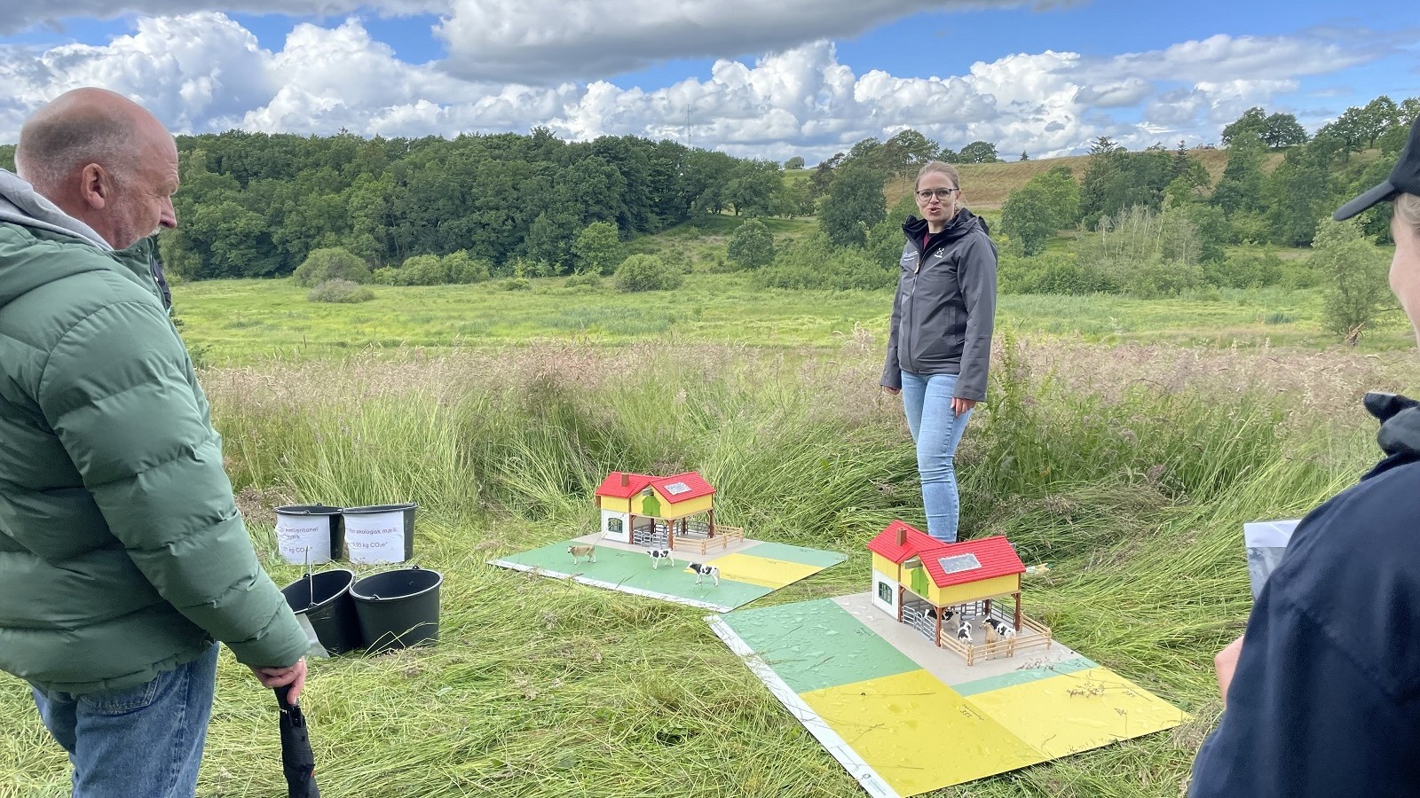 Specialkonsulent Majken Husted fra Innovationscenter for Økologisk Landbrug havde taget en model af både et konventionelt og et økologisk landbrug med ud i naturen for at forklare gæsterne, hvorfor økologisk landbrug samlet set er en klimarigtig løsning