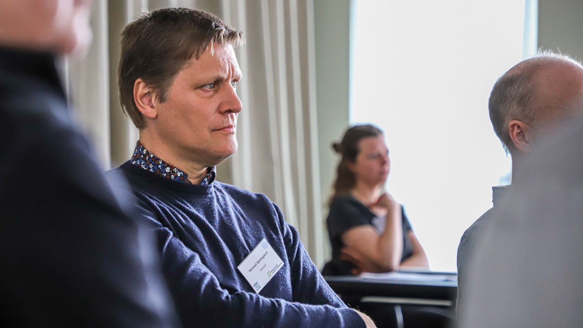 Michael Kjerkegaard sidder og lytter