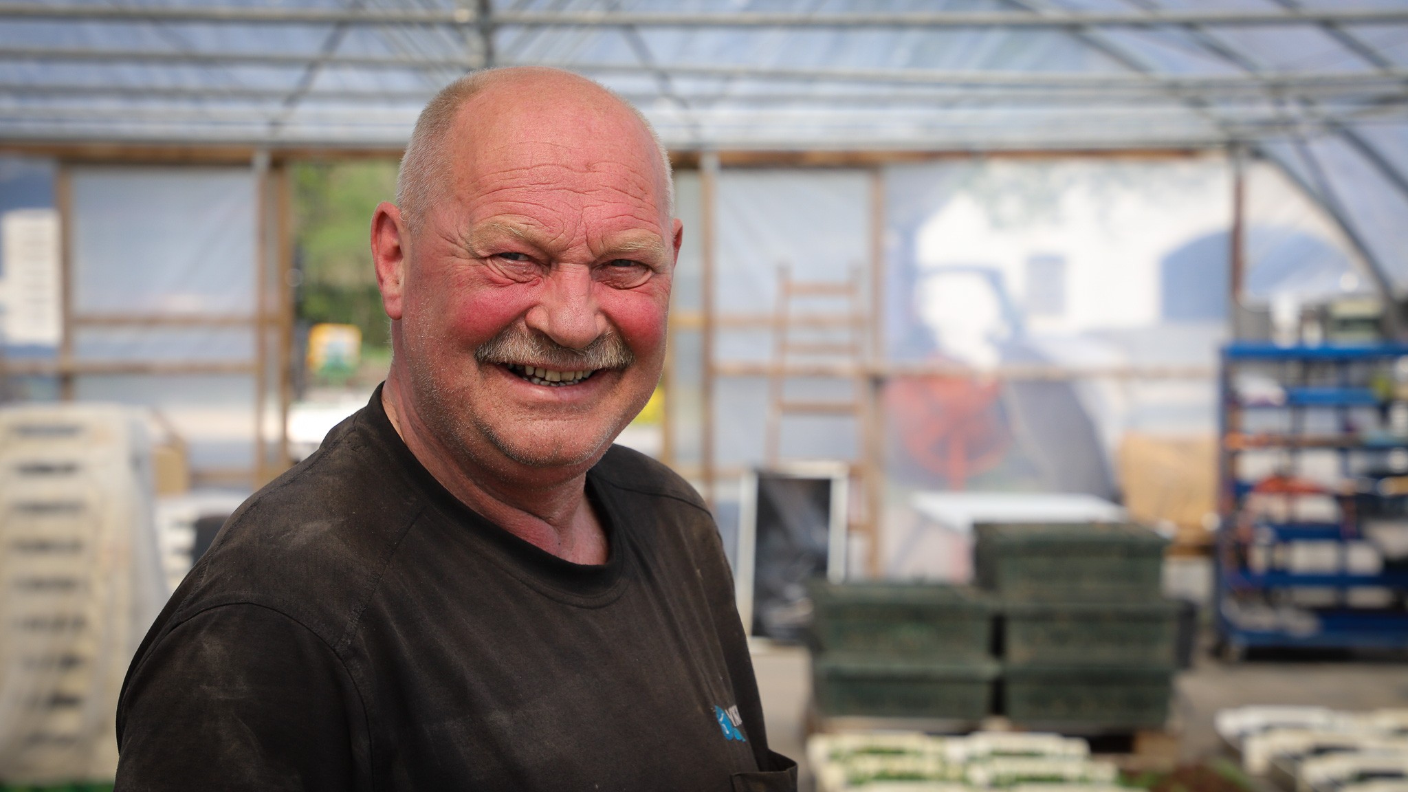 Da parret mødte hinanden var Flemming Bang Andersen konventionel landmand som bl.a. havde kødkvæg. Men dyrene måtte med tiden vige pladsen til fordel for de økologiske grøntsager