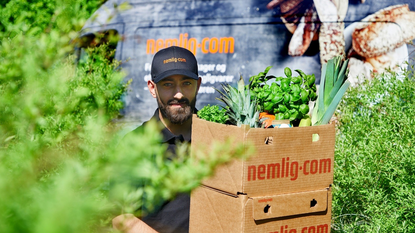 Bud afleverer kasser hos en af Nemligs kunder