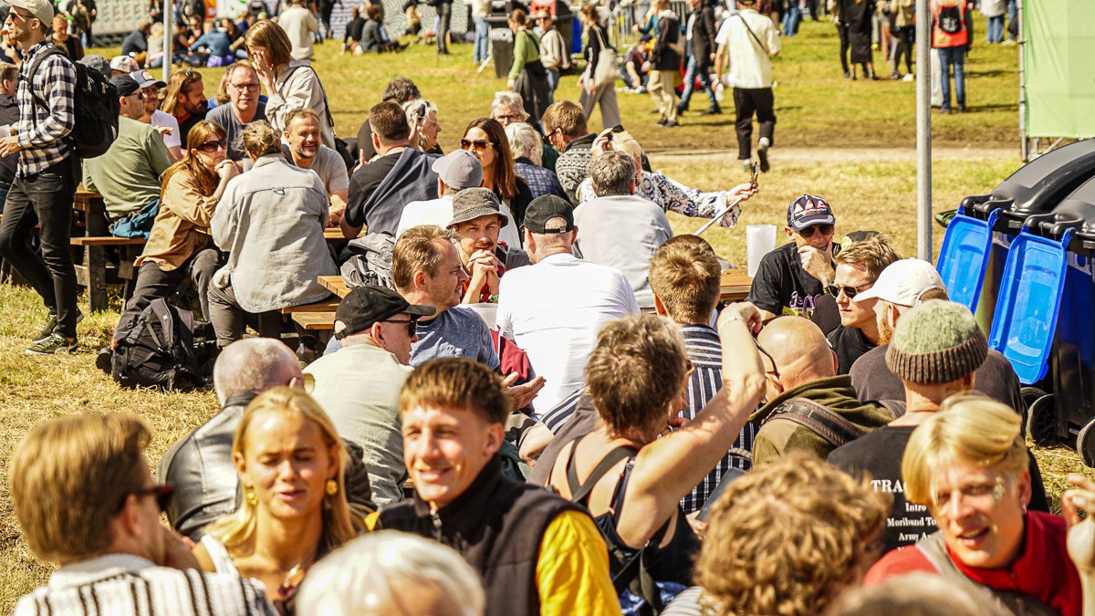 Allerede tidligt om eftermiddagen på festivalens første dag, var bænkene fyldt op med spisende og drikkende festivalgæster