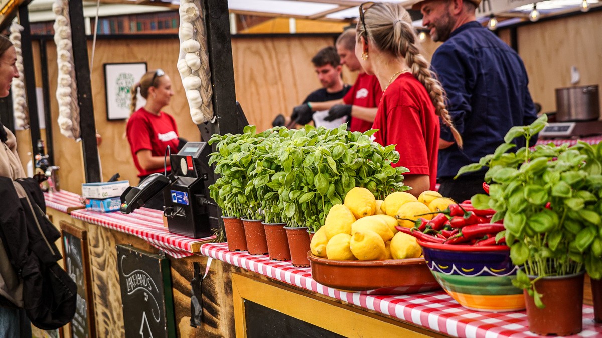 Der var også mulighed for at spise andet italiensk end pizza - ved denne madbod blev der lavet to slags pasta med parmesanost, der også kunne fås vegansk