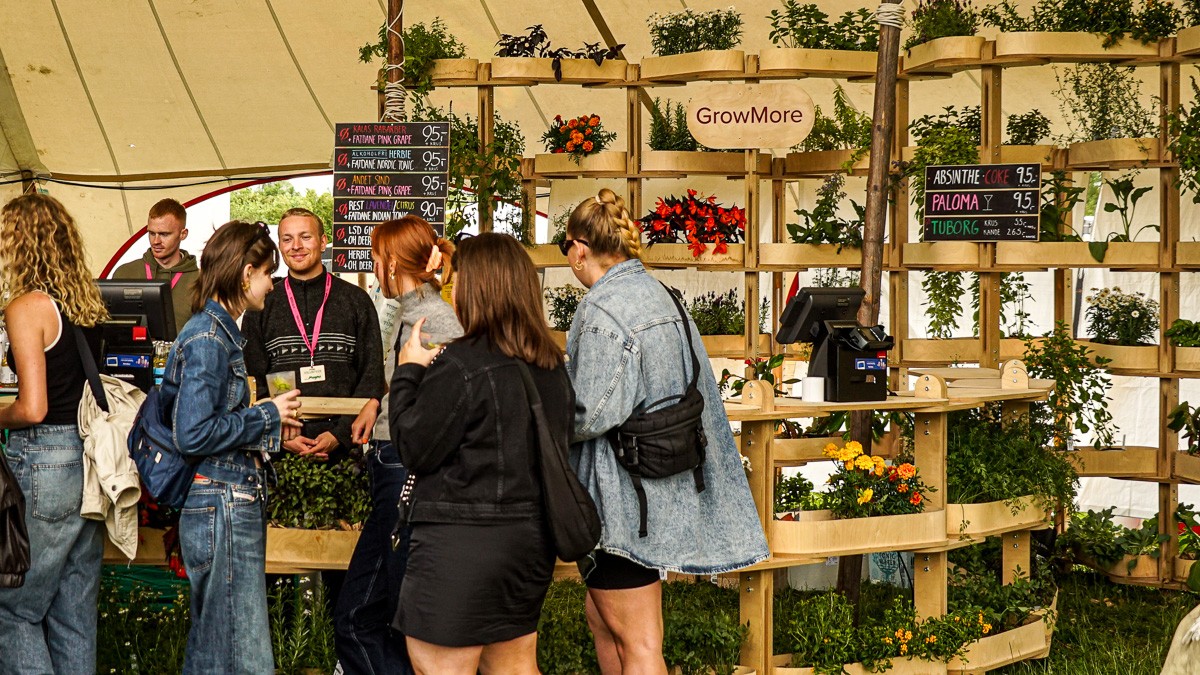 En af drinksbarerne var med planter i plantekasser fra GrowMore i grønnere omgivelser end andre
