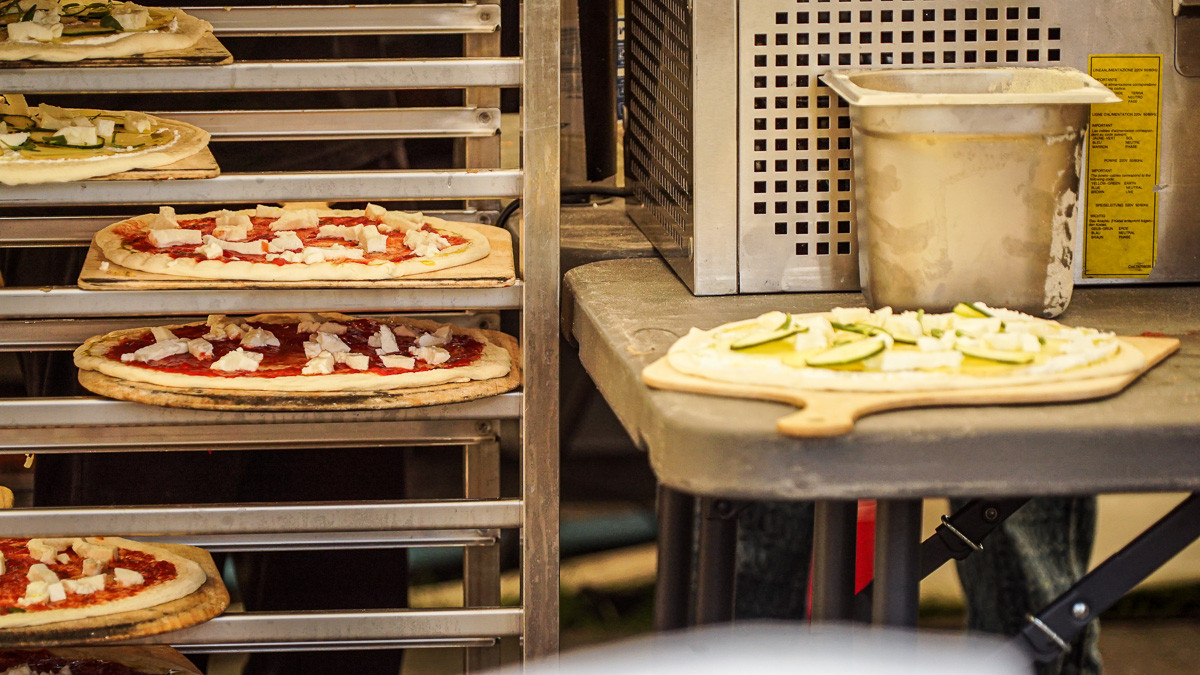 Der er rig mulighed for at få pizza - også flere forskellige typer i forskellige madboder