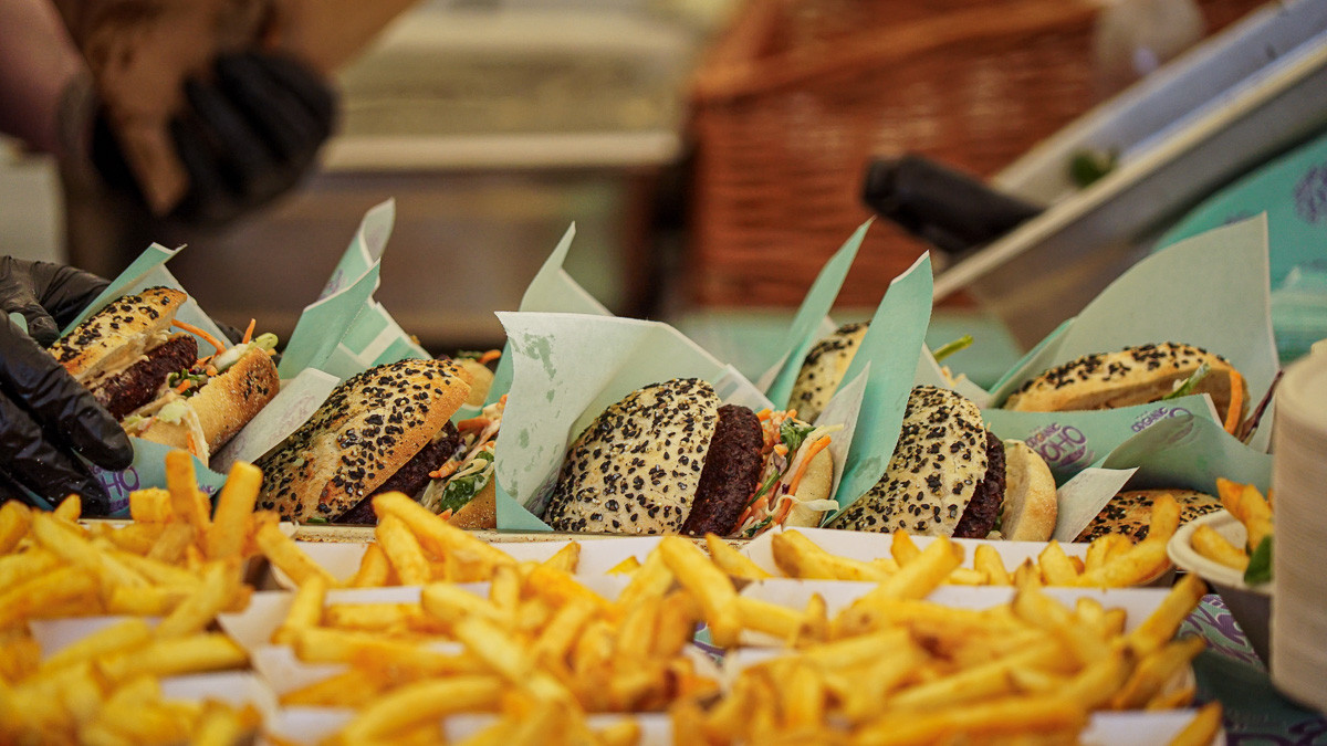 Et klassisk festivalmåltid: burgere og fritter. Her fra københavnske The Organic Boho